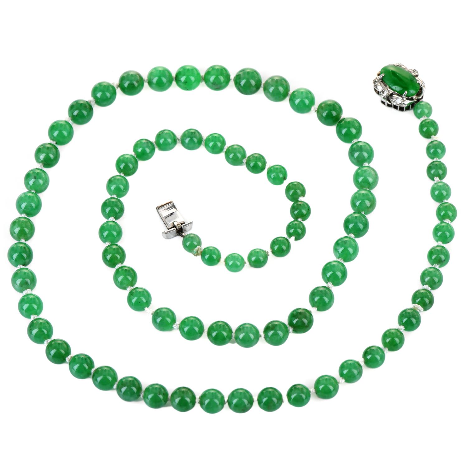 Antike GIA Vivid Natural Jade Diamant Deco Jade Gold Verschluss Strang Halskette (Art déco) im Angebot