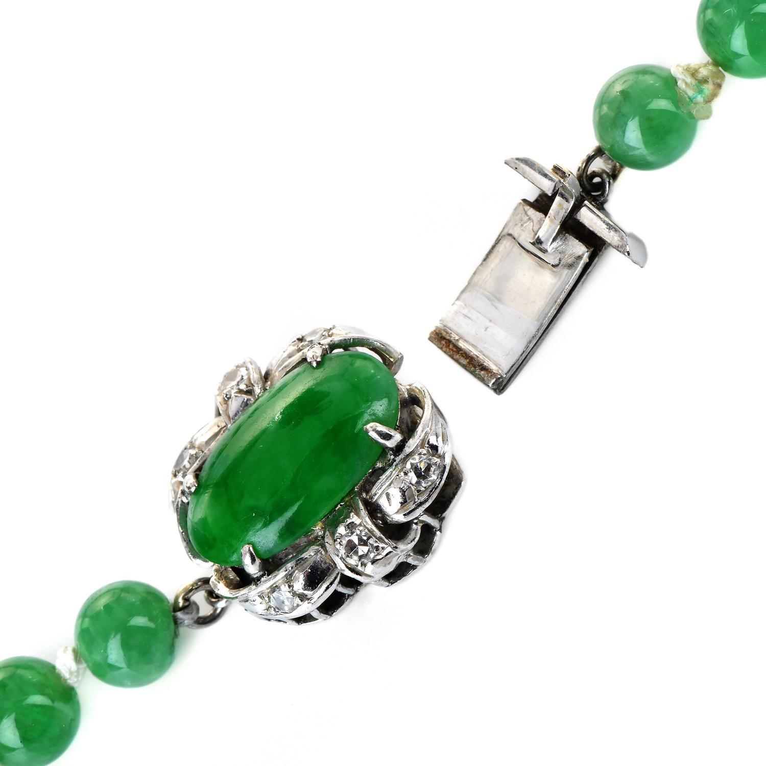Antike GIA Vivid Natural Jade Diamant Deco Jade Gold Verschluss Strang Halskette (Perle) im Angebot
