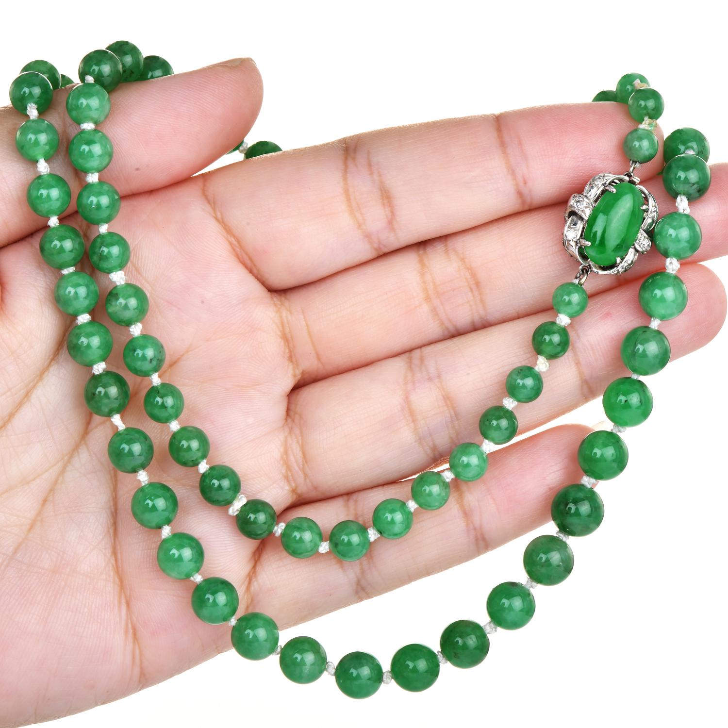 Antike GIA Vivid Natural Jade Diamant Deco Jade Gold Verschluss Strang Halskette im Zustand „Hervorragend“ in Miami, FL