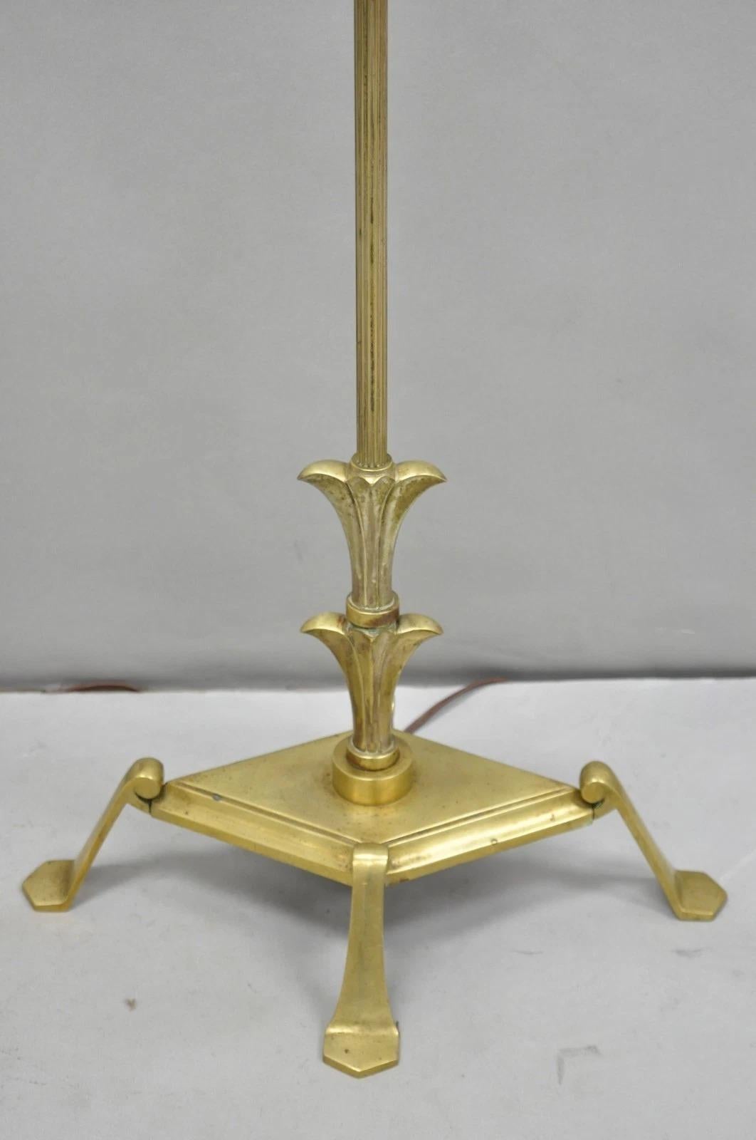 Envíanos un mensaje con tu código postal para solicitar un presupuesto de envío nacional más razonable.

Lámparas de pie góticas estilo flor de lis de bronce antiguas de Giacometti - un par. Modelo muy raro con base en forma de diamante y pies