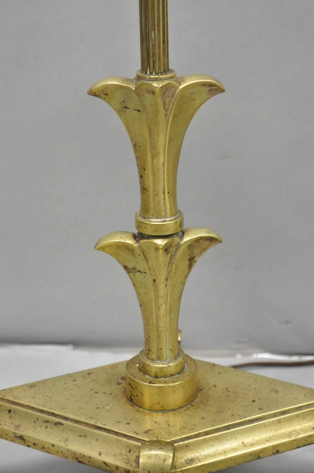 Lámpara de pie gótica estilo Giacometti antigua Flor de Lis de bronce y latón - Pareja Gótico en venta