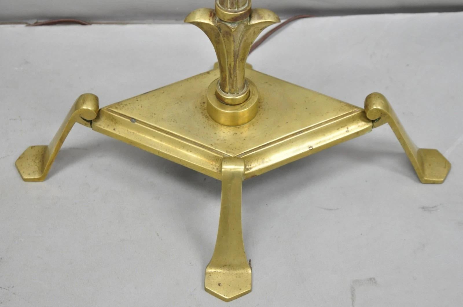 Lámpara de pie gótica estilo Giacometti antigua Flor de Lis de bronce y latón - Pareja en Bueno estado para la venta en Philadelphia, PA
