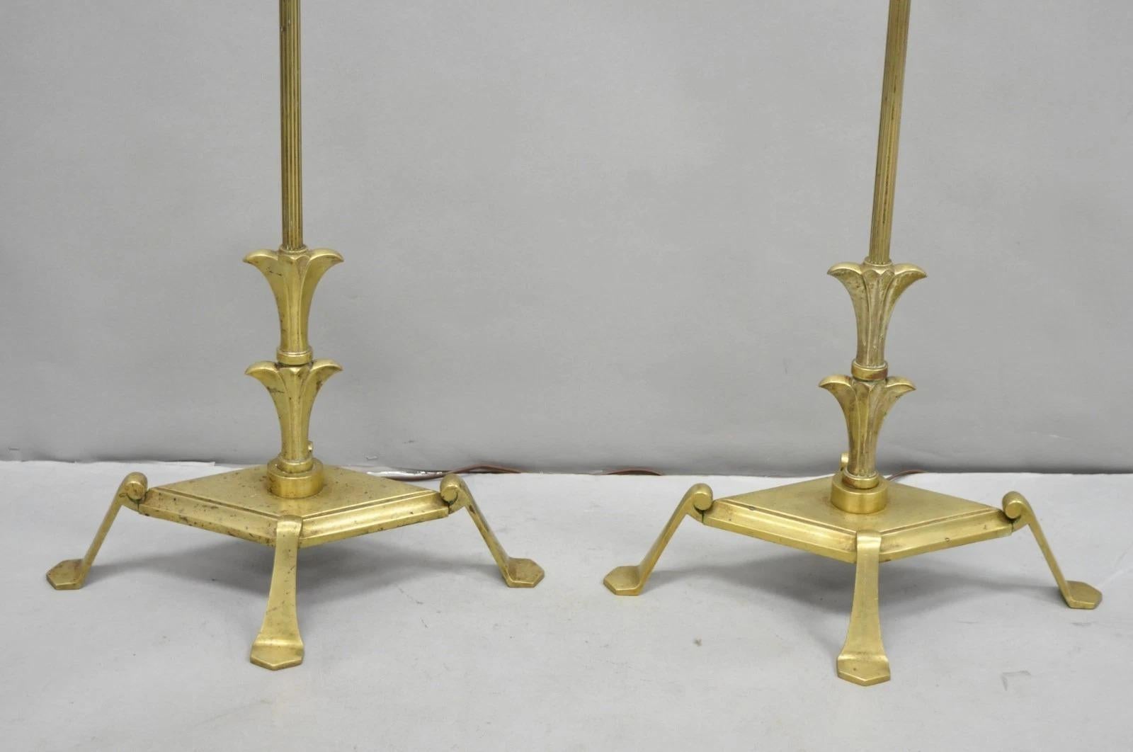 Lámpara de pie gótica estilo Giacometti antigua Flor de Lis de bronce y latón - Pareja en venta 1