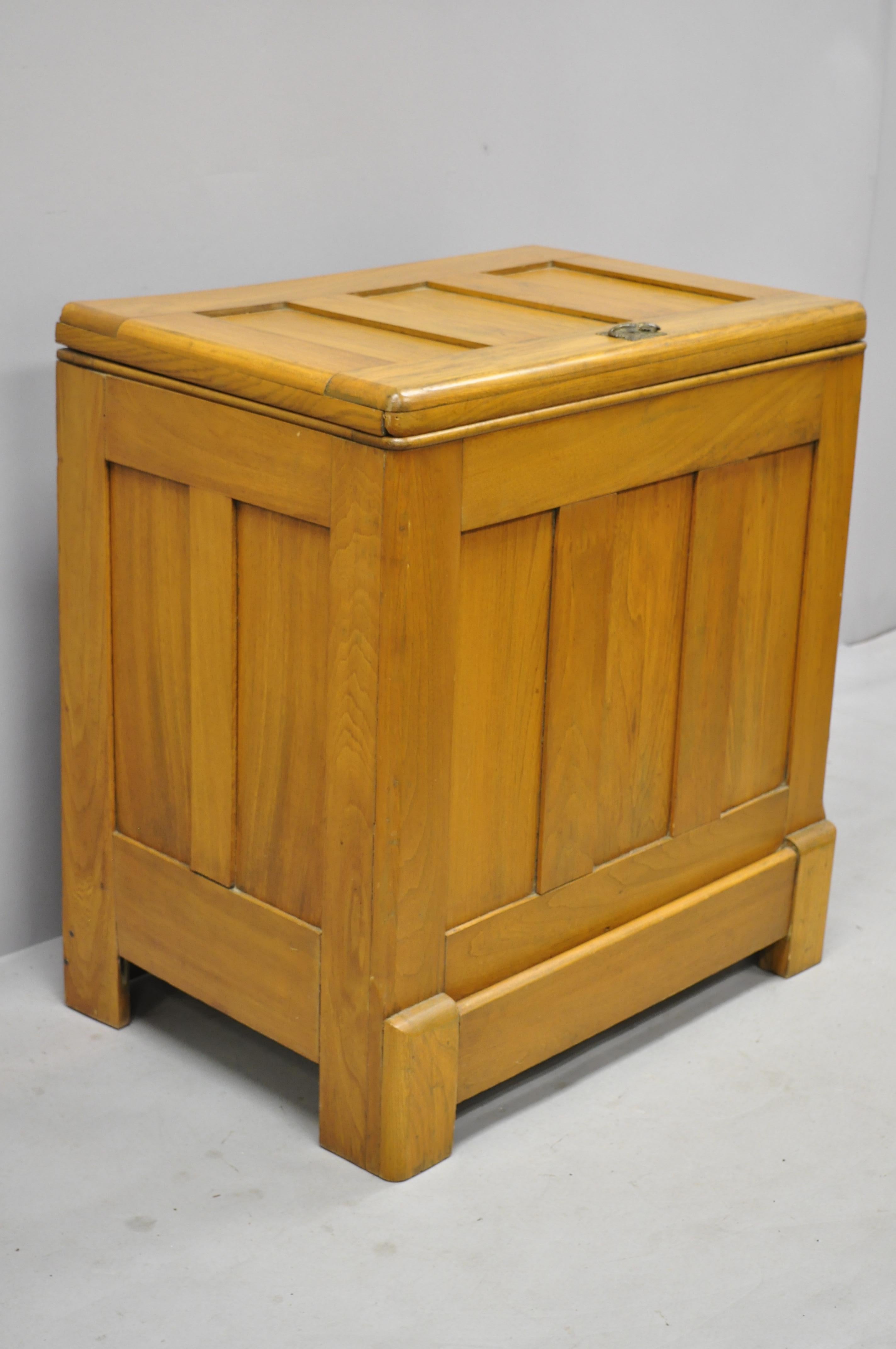 Antique Gibson Refrigerator Co. small oak icebox ice chest. Item features solid wood construction, beautiful wood grain, 4 tin metal shelves, quality American, circa 1900. Measurements: 33