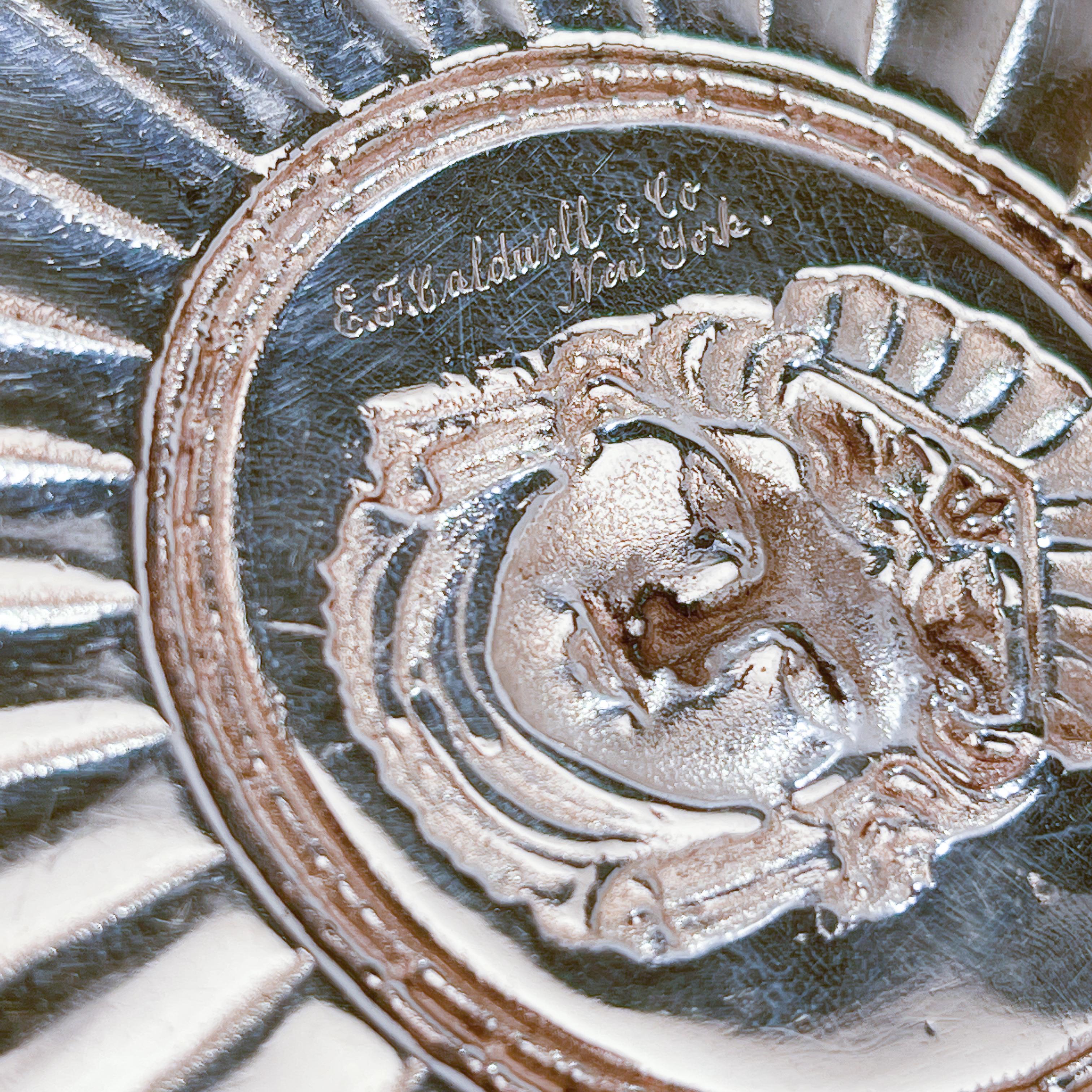 Antique plat ou assiette en métal argenté de l'âge doré signé E F Caldwell New York Bon état - En vente à Philadelphia, PA