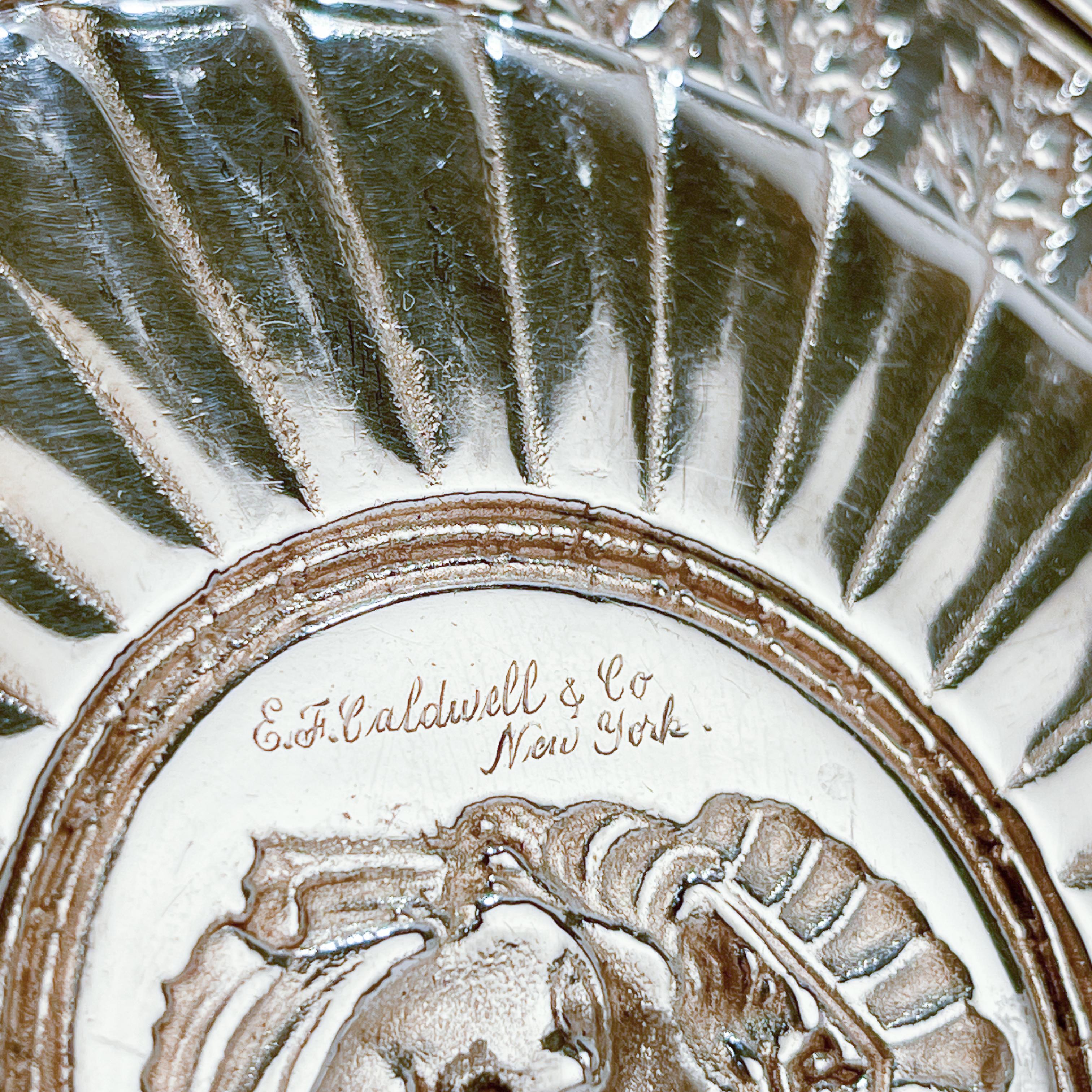 Antique plat ou assiette en métal argenté de l'âge doré signé E F Caldwell New York Unisexe en vente