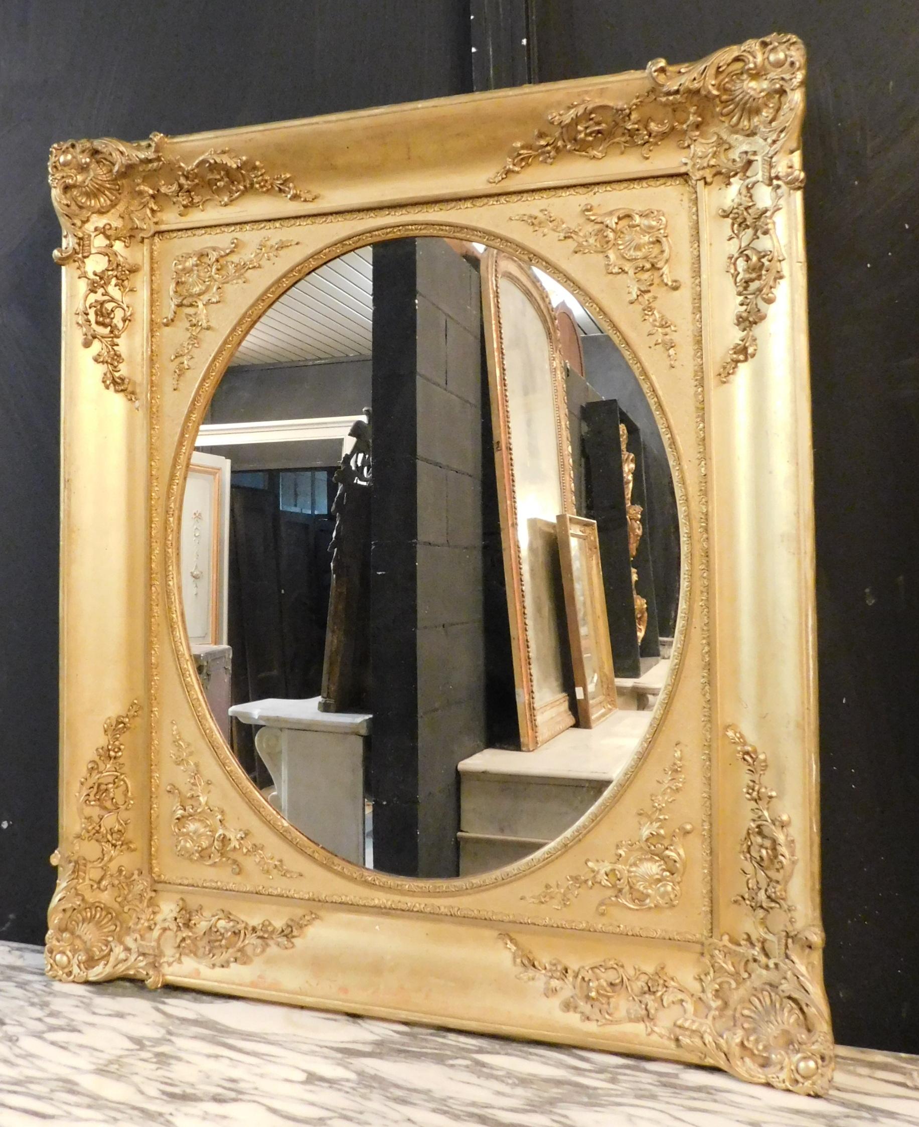 Antiker vergoldeter und geschnitzter rechteckiger Spiegel, 19. Jahrhundert, Italien (Handgeschnitzt) im Angebot