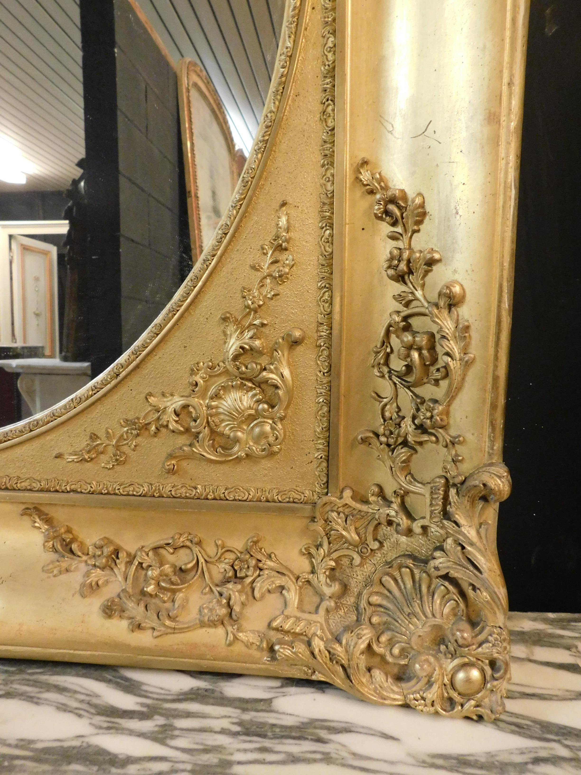 Hand-Carved Antique Gilded and Carved Rectangular Mirror, 19th Century, Italy For Sale