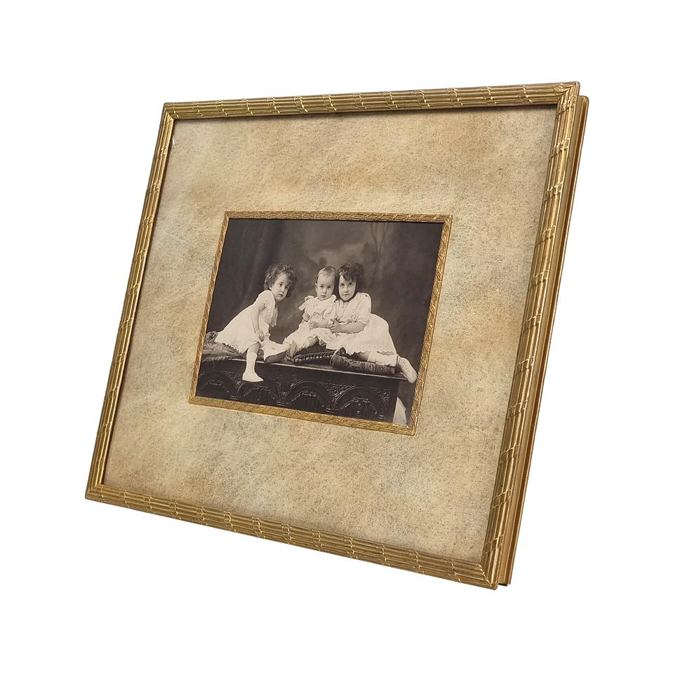 Marco de fotos vintage francés de latón dorado de los años 30 con una fotografía antigua en blanco y negro representativa de 3 niños. Cristal antiguo (2 mm). Anchura del marco: 1 cm / 0,39 pulg. Tamaño de la foto 10 x 15 cm (3,96 x 5,90 pulg.).