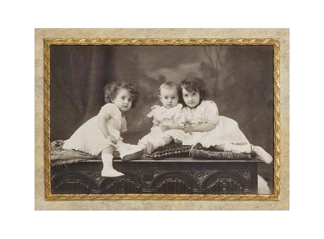 Marco antiguo de latón dorado, fotografía antigua de 3 niños, hacia 1930 en Bueno estado para la venta en Paris, FR