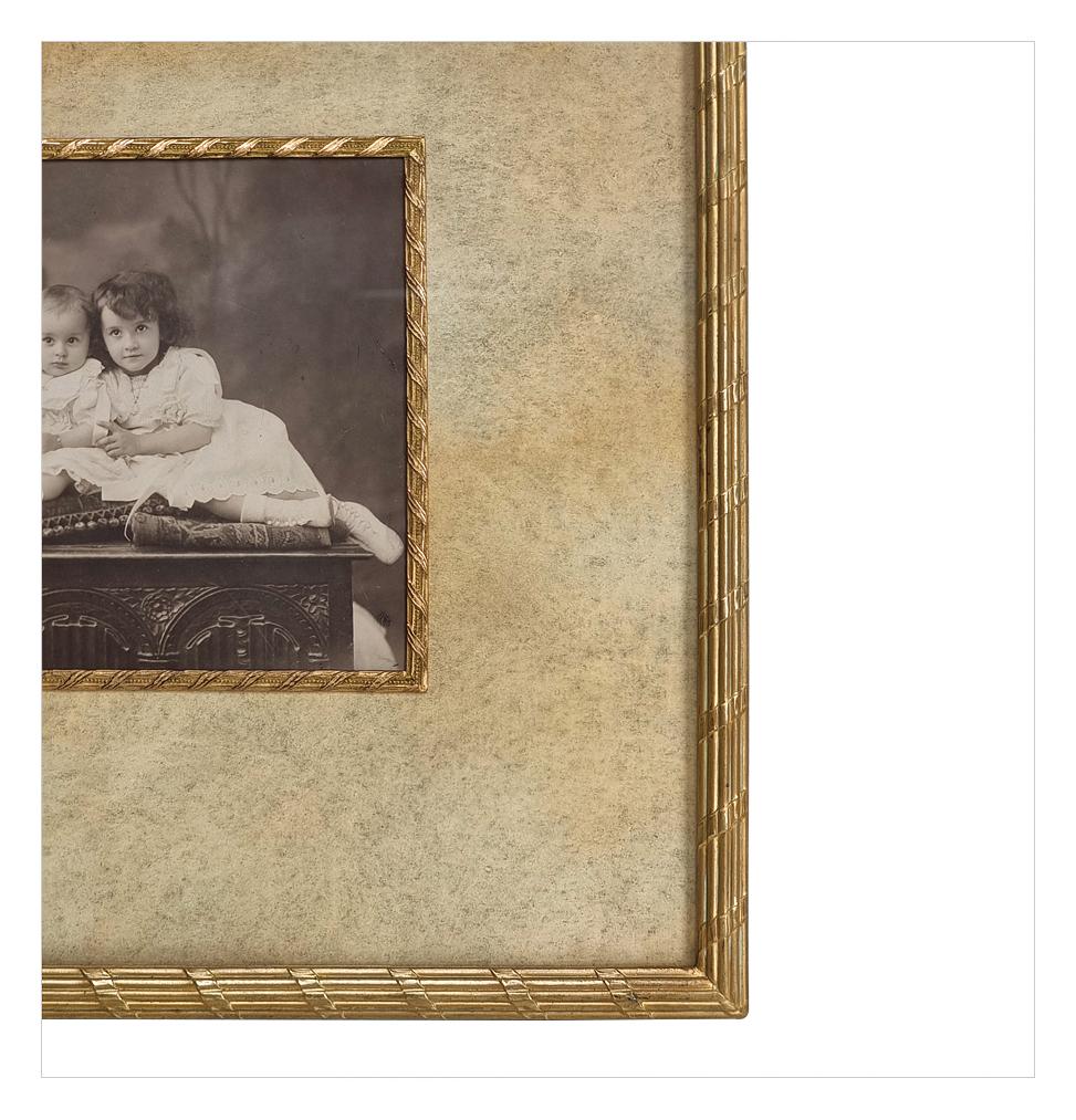 Marco antiguo de latón dorado, fotografía antigua de 3 niños, hacia 1930 mediados del siglo XX en venta