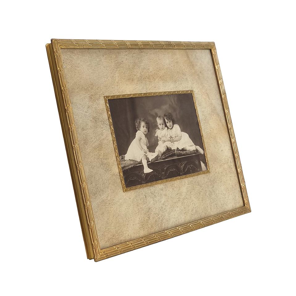 Marco antiguo de latón dorado, fotografía antigua de 3 niños, hacia 1930 en venta 1