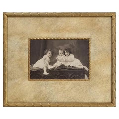 Marco antiguo de latón dorado, fotografía antigua de 3 niños, hacia 1930