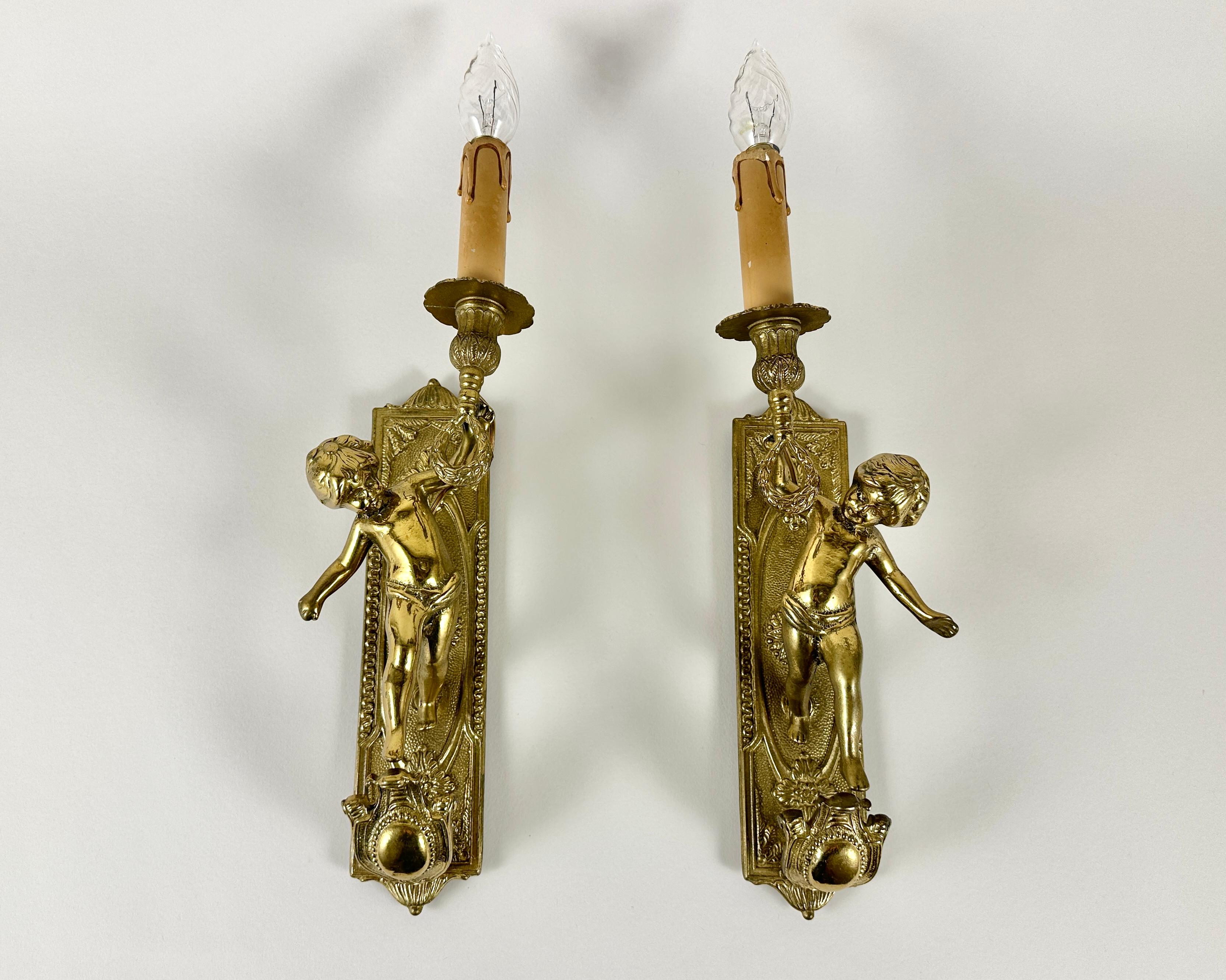 Antique Gilded Bronze Angel Sconces Pair  Cherub Wall Lights Facing, France In Excellent Condition For Sale In Bastogne, BE