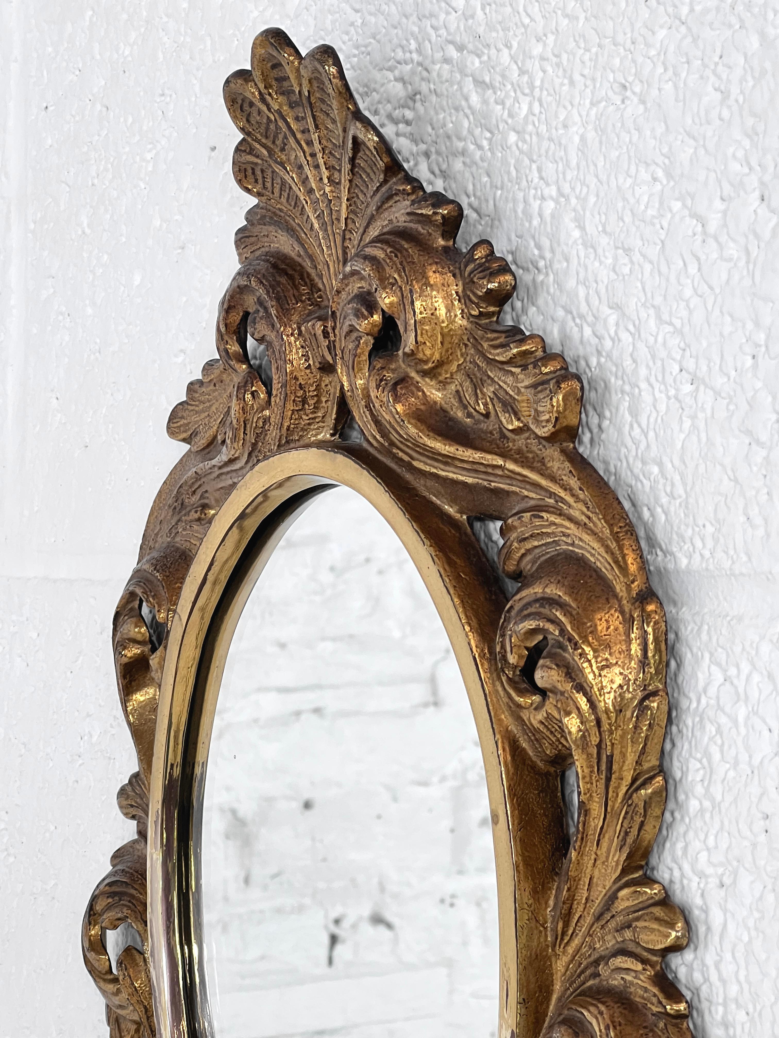 Français Miroir ancien de style Régence et Rocaille en bronze doré en vente