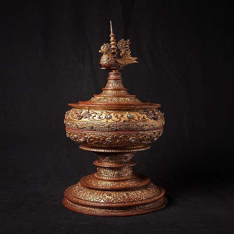 Material: lacquerware
81,5 cm high 
35,8 cm diameter
Weight: 4.55 kgs
Gilded with 24 krt. gold
Mandalay style
Originating from Burma
19th century
With Hintha Bird.

