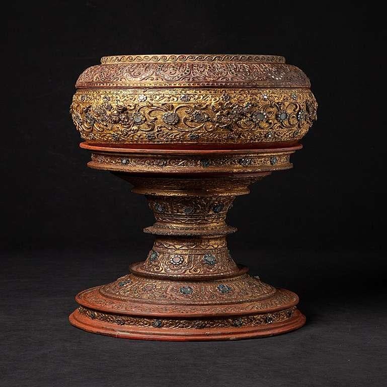 Material: lacquerware
56,6 cm high 
38,4 cm diameter
Weight: 4.2 kgs
Gilded with 24 krt. gold
Mandalay style
Originating from Burma
19th century.
 