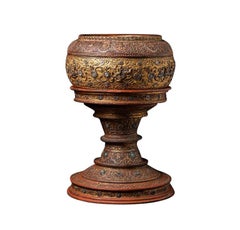 Antico vaso da offerta birmano dorato proveniente dalla Birmania