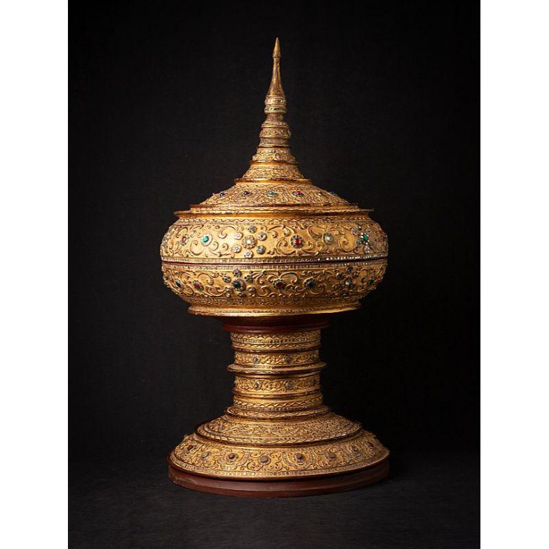 Material: lacquerware.
Measures: 85 cm high. 
44,5 cm diameter.
weight: 5.8 kgs.
gilded with 24 krt. gold.
Mandalay style.
Originating from Burma.
19th Century.

