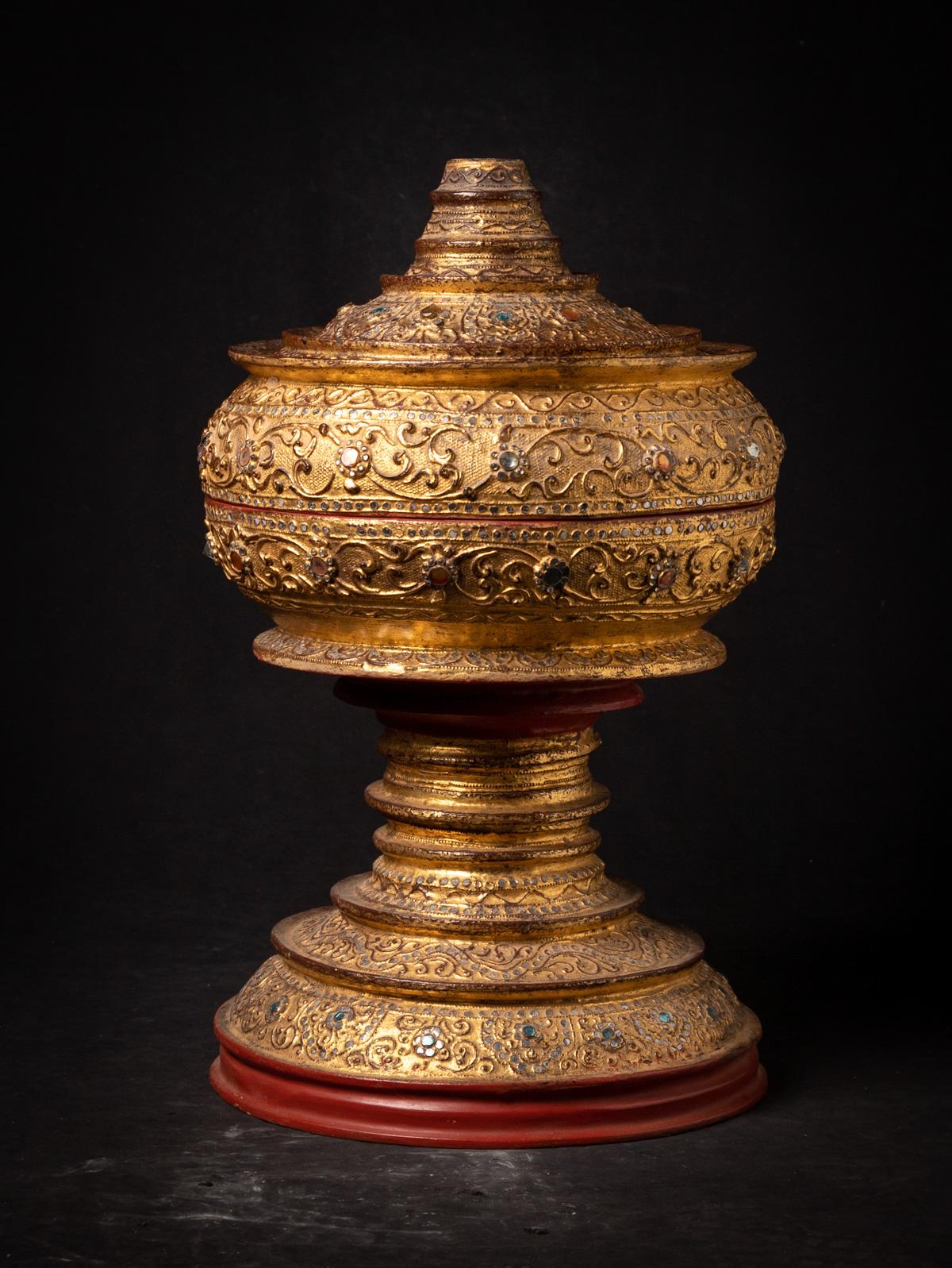 Material : lacado
79 cm de altura
35 cm de diámetro
Dorado con oro de 24 krt.
Estilo Mandalay
siglo XIX
Con pájaro Hintha original en la parte superior
Peso: 3,55 kg
Originaria de Birmania
Nr: 3664-37