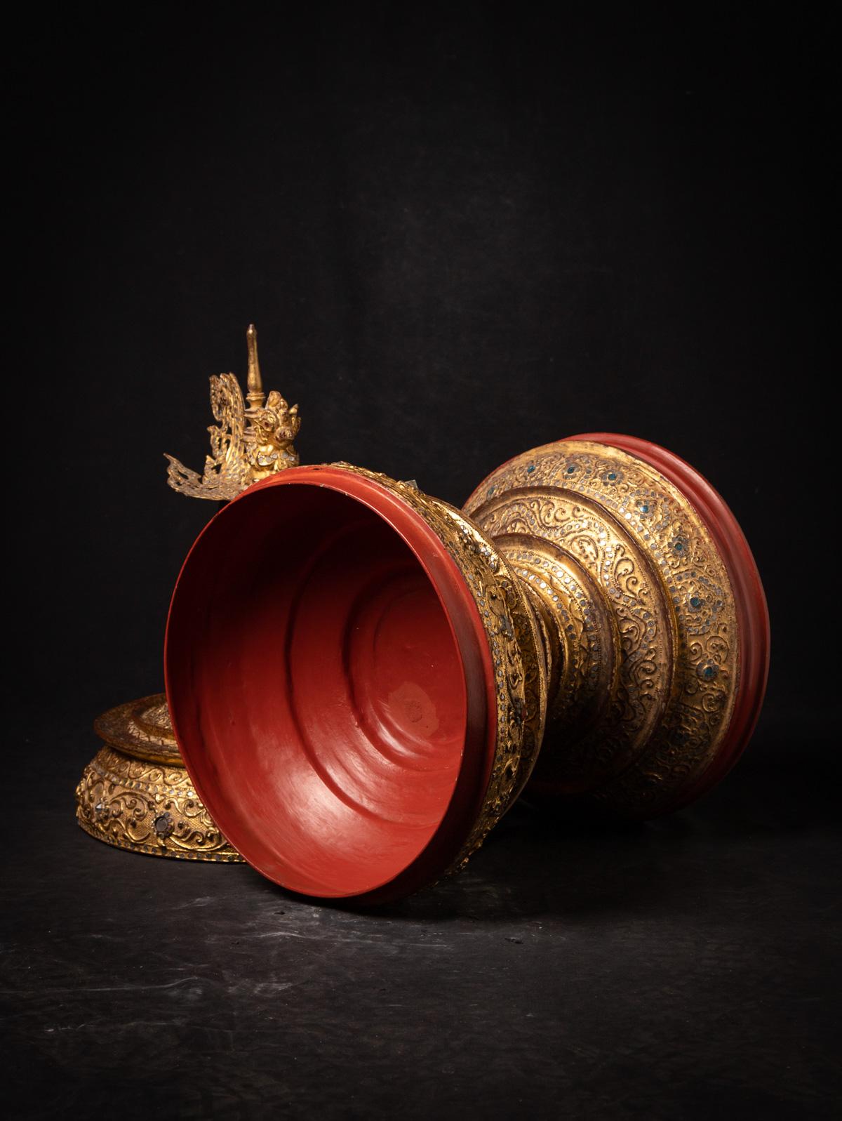 Antikes vergoldetes birmanisches Angebotsgefäß aus Burma – Original Buddhas (Lack) im Angebot