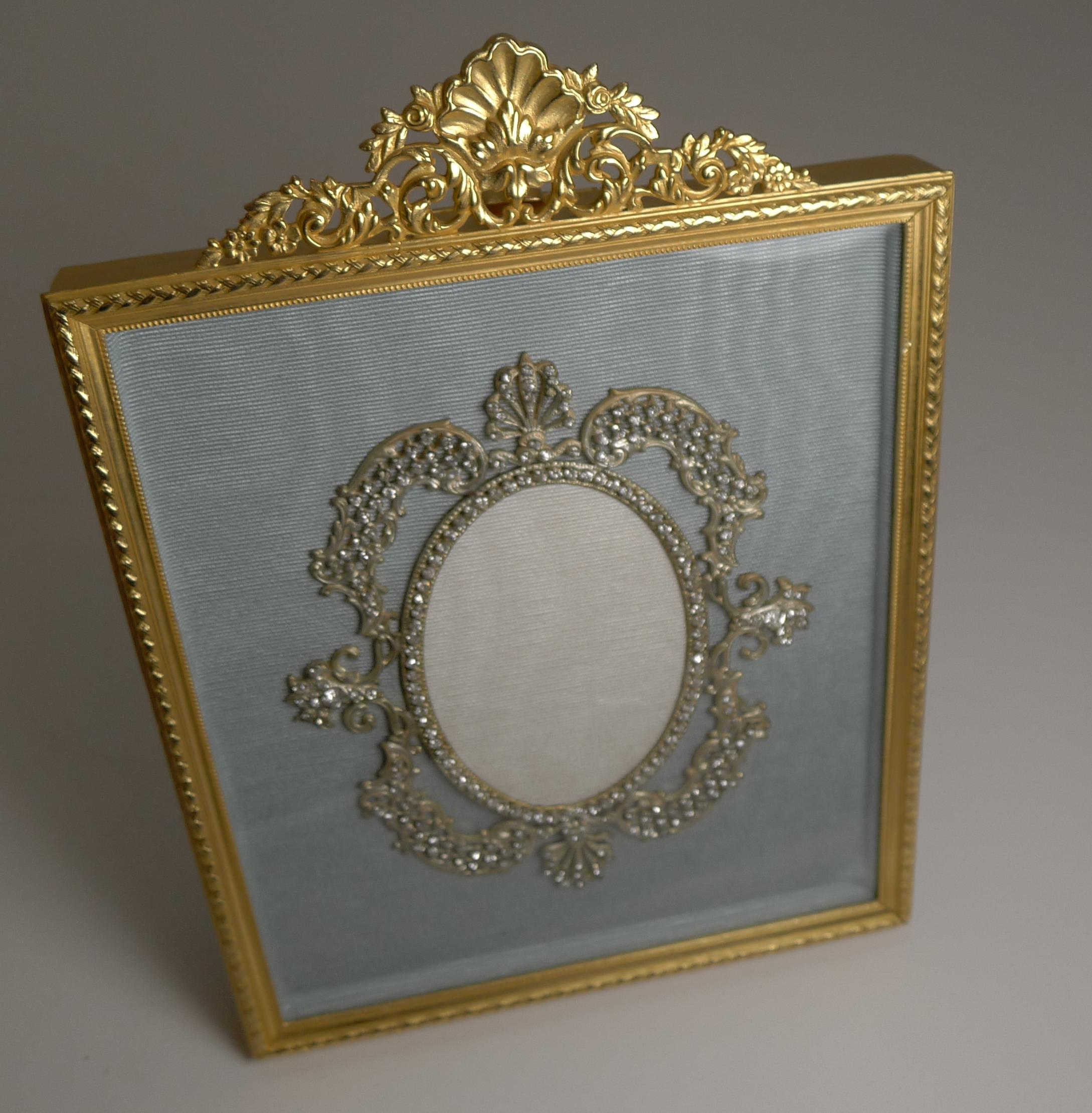 Insólito marco ormolu francés de finales del siglo XIX-principios del XX, realizado en bronce y profusamente decorado en oro, que ha sido restaurado profesionalmente para devolverle su antiguo esplendor.

El frente de cristal flotante protege el