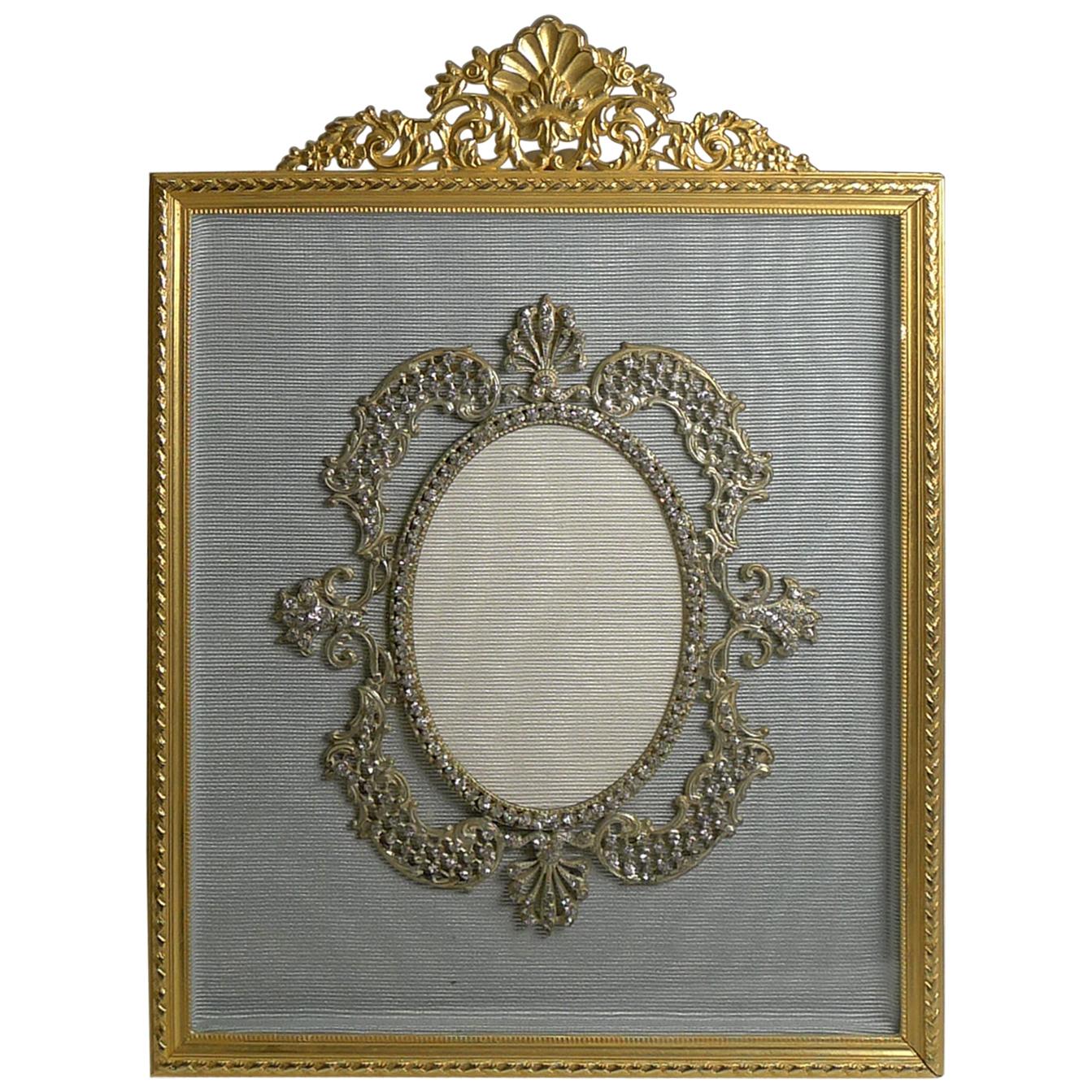 Antiker vergoldeter französischer Bronze-Fotorahmen mit Paste-Stein-Dekoration im Angebot