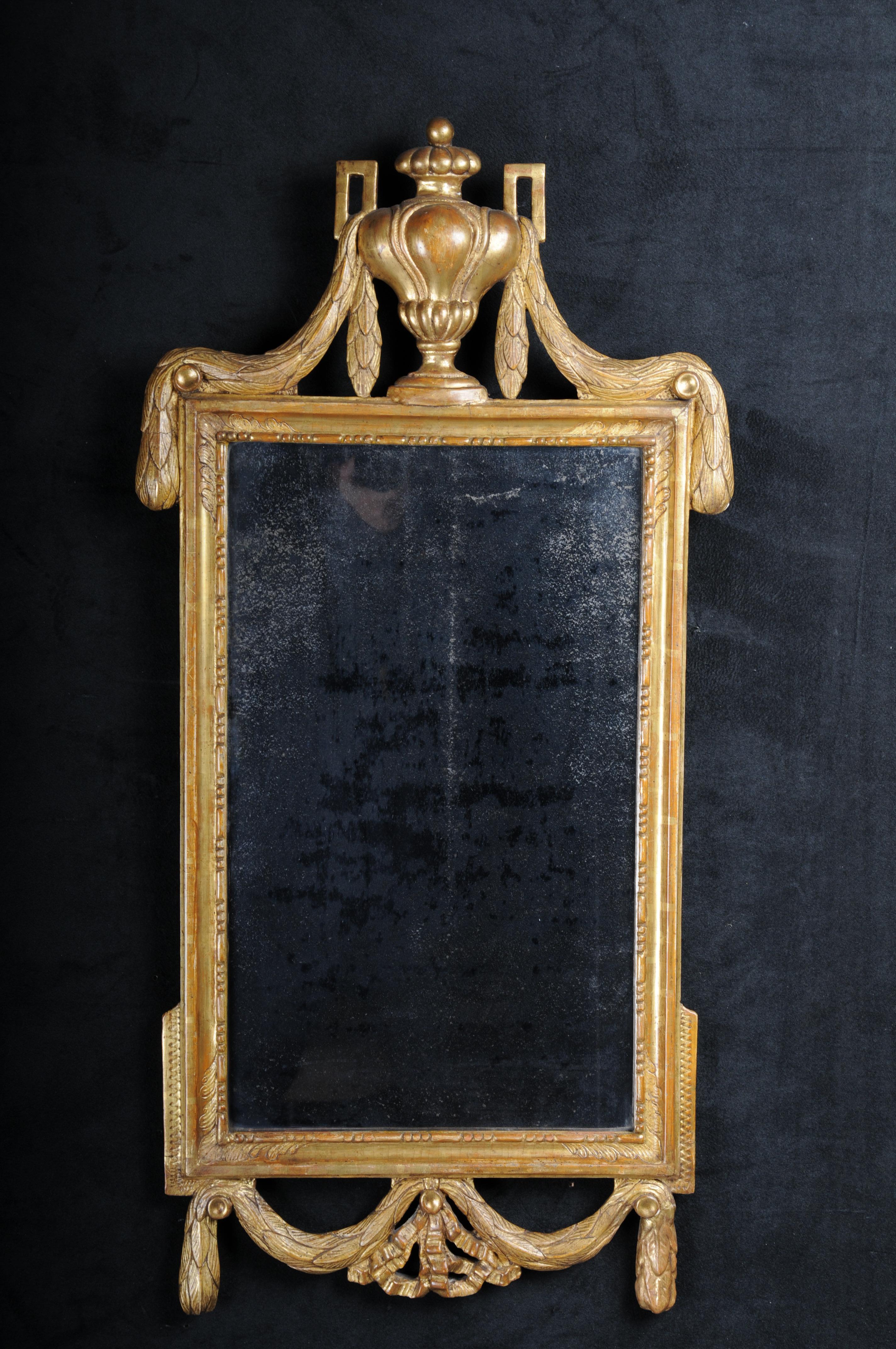 Antique miroir mural français doré Louis XVI/classicisme vers 1780

Miroir mural ancien de qualité muséale, France. Haut corps rectangulaire, couronné d'une amphore au sommet et de guirlandes classicisantes au-dessous. Miroir ancien en verre. Cadre
