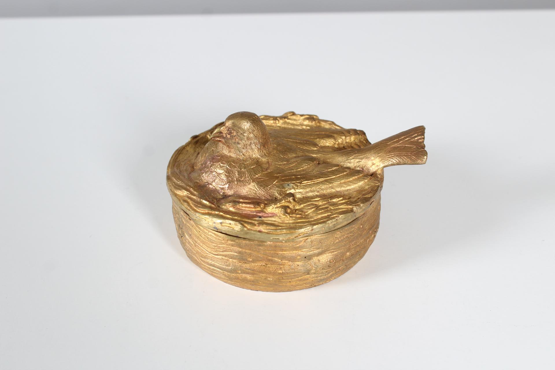 Travail de bronze lourd et de haute qualité, doré.
Représentation d'un oiseau dans un nid.
France, fin du XIXe siècle.
Peut être utilisé à merveille comme boîte à bijoux.

.