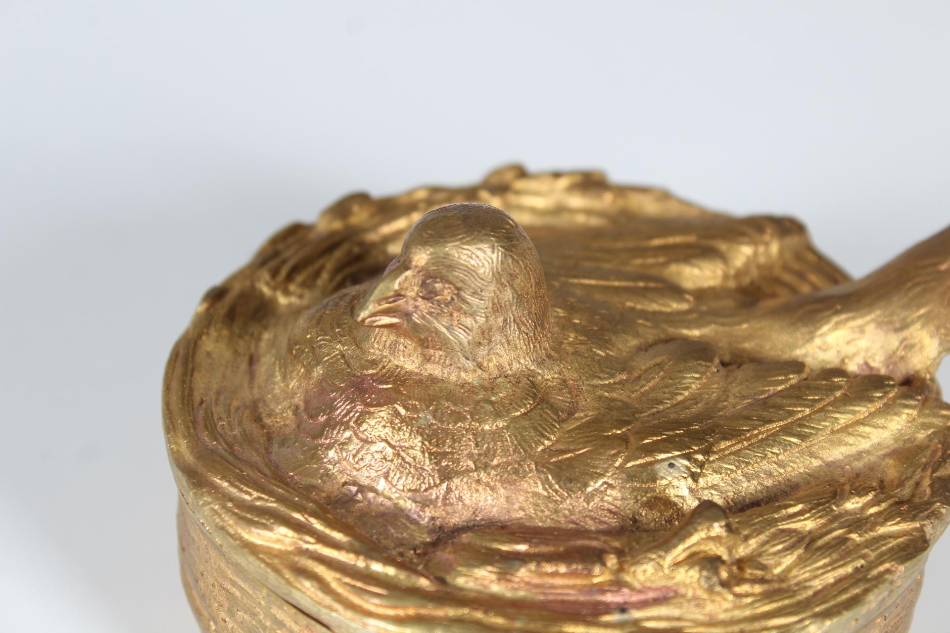 Victorien tardif Boîte à bijoux ancienne en bronze doré, bronze doré, France, oiseau dans un nid en vente
