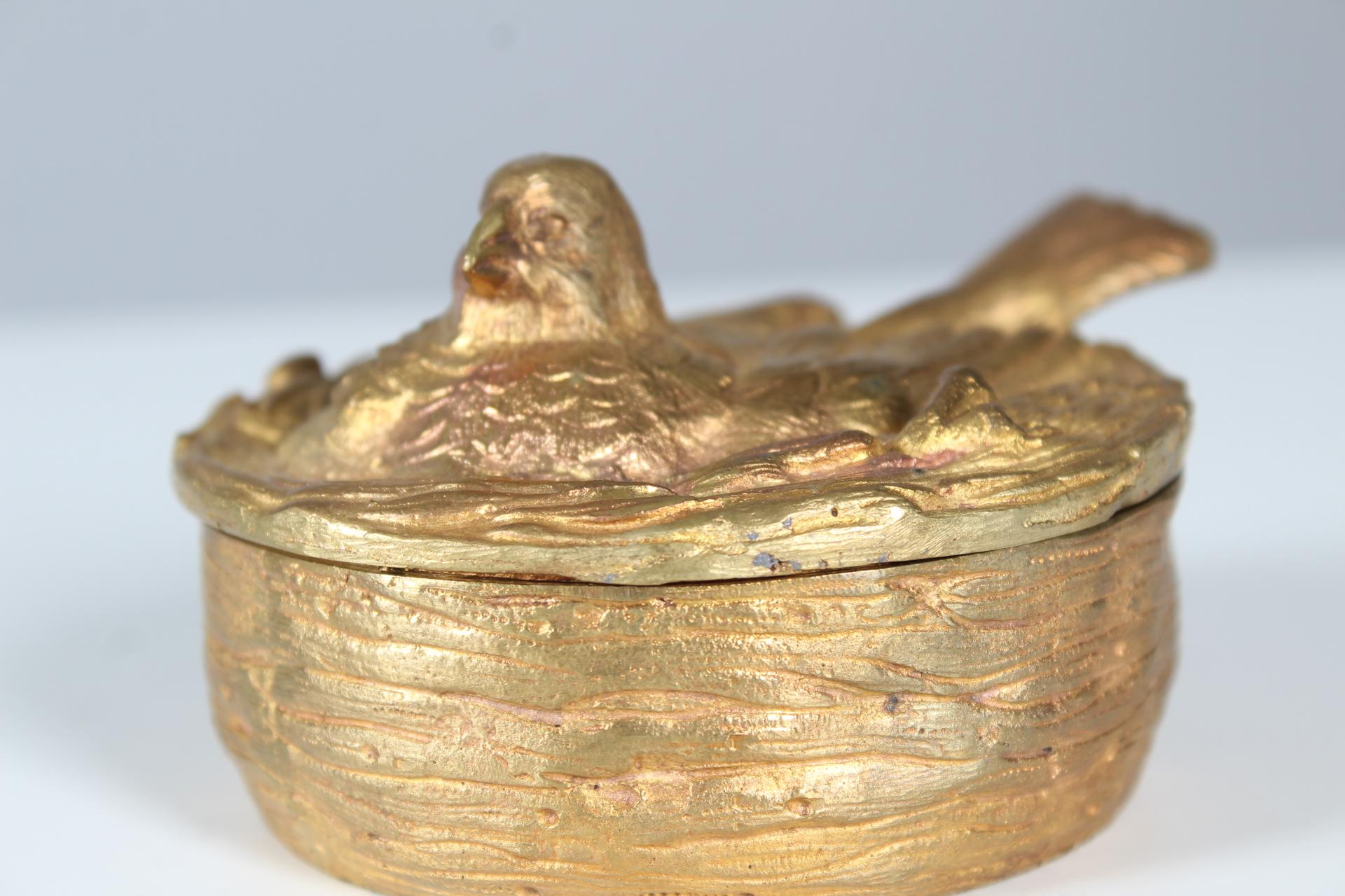 Or Boîte à bijoux ancienne en bronze doré, bronze doré, France, oiseau dans un nid en vente