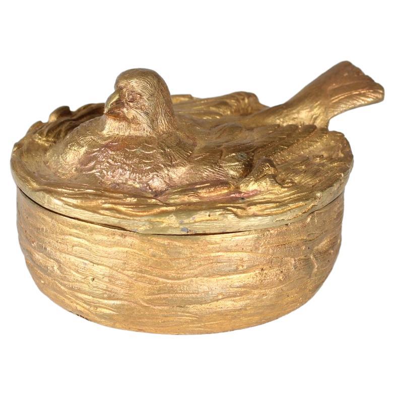 Boîte à bijoux ancienne en bronze doré, bronze doré, France, oiseau dans un nid en vente