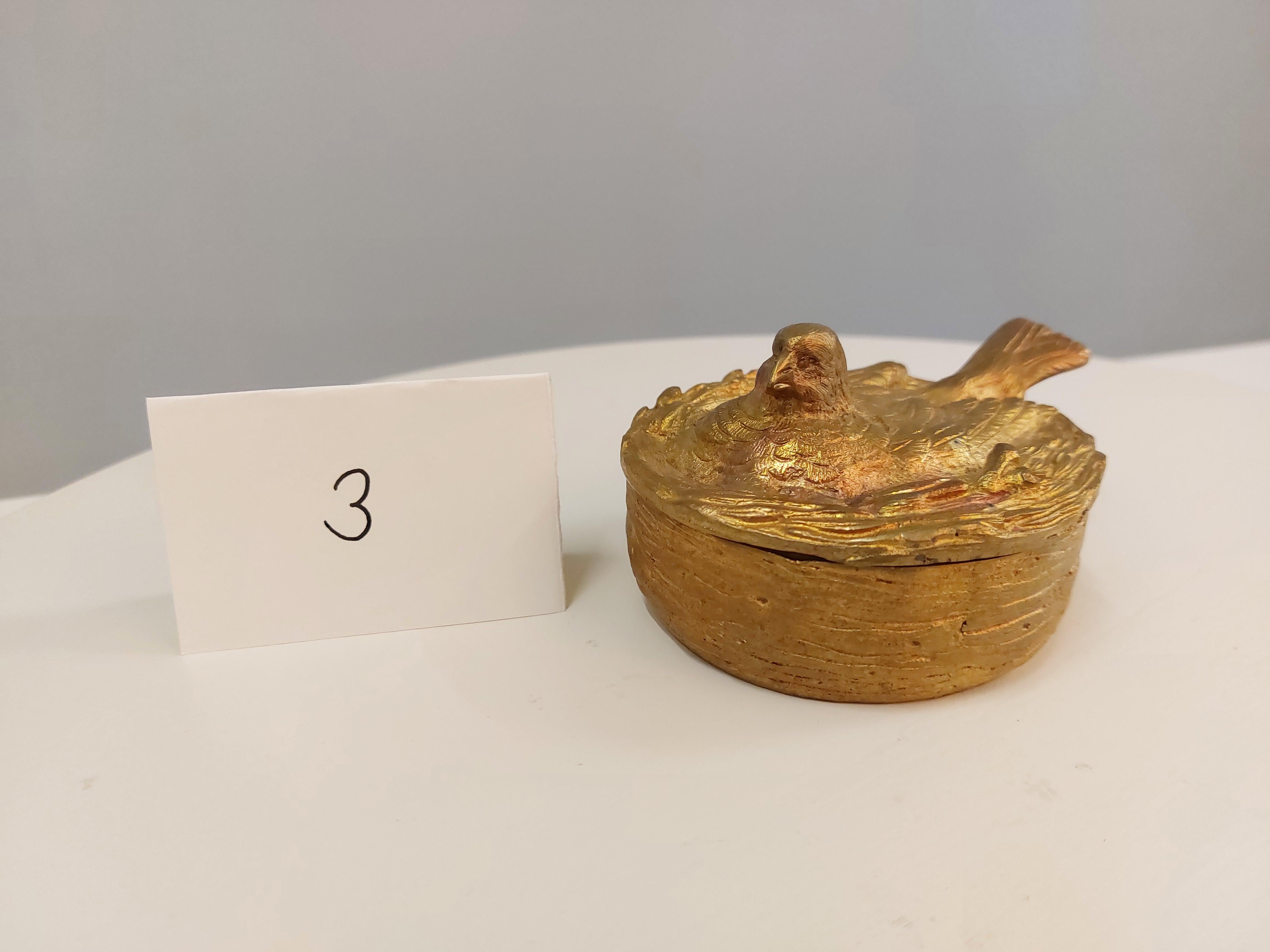 Boîte à bijoux ancienne en bronze doré, bronze doré, France, oiseau dans un nid en vente 2