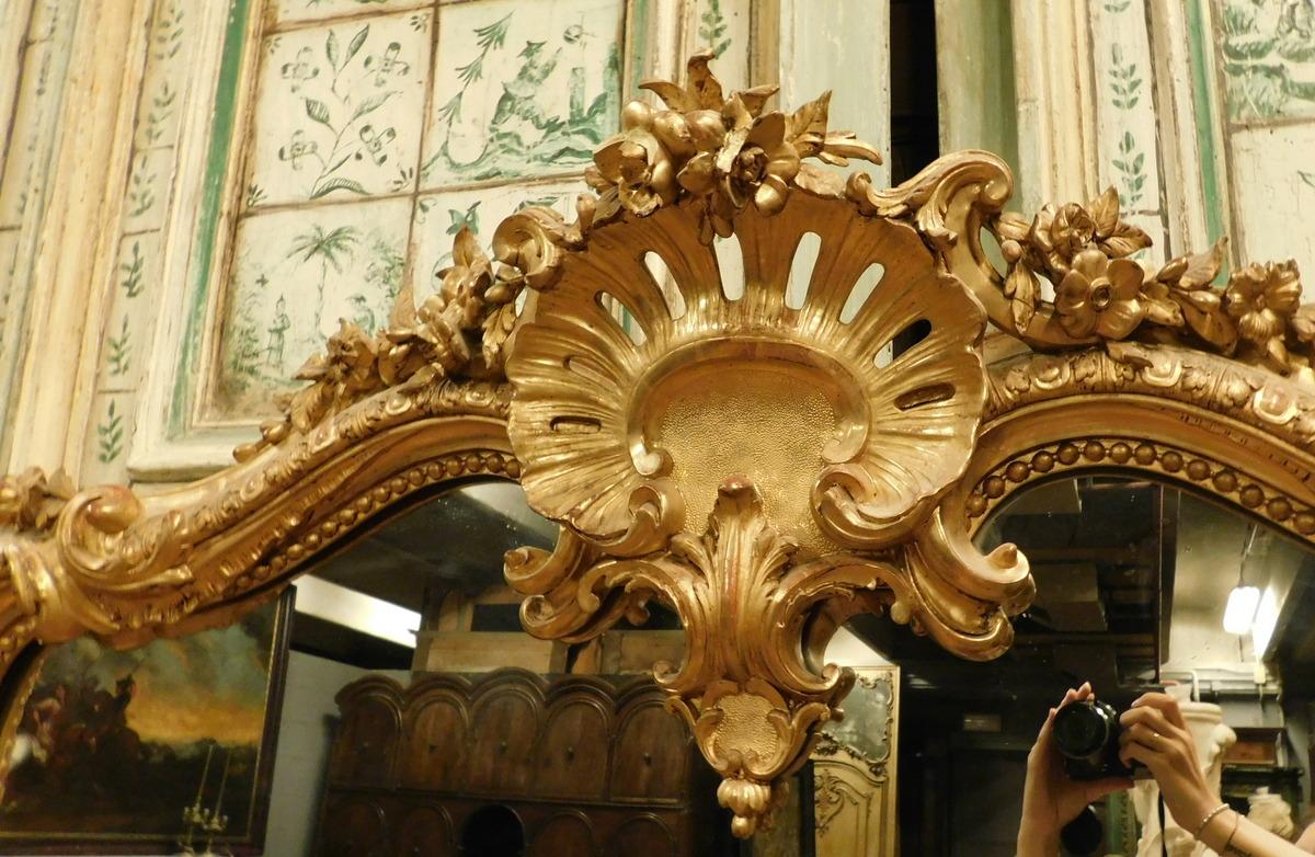 Italian Antique Gilded Mirror Carved with Shell and Frills, Late 19th Century Italy