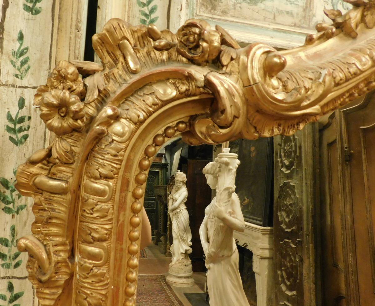 Hand-Carved Antique Gilded Mirror Carved with Shell and Frills, Late 19th Century Italy