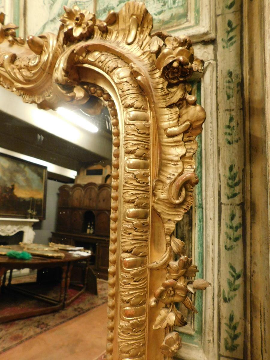 Antique Gilded Mirror Carved with Shell and Frills, Late 19th Century Italy In Good Condition In Cuneo, Italy (CN)