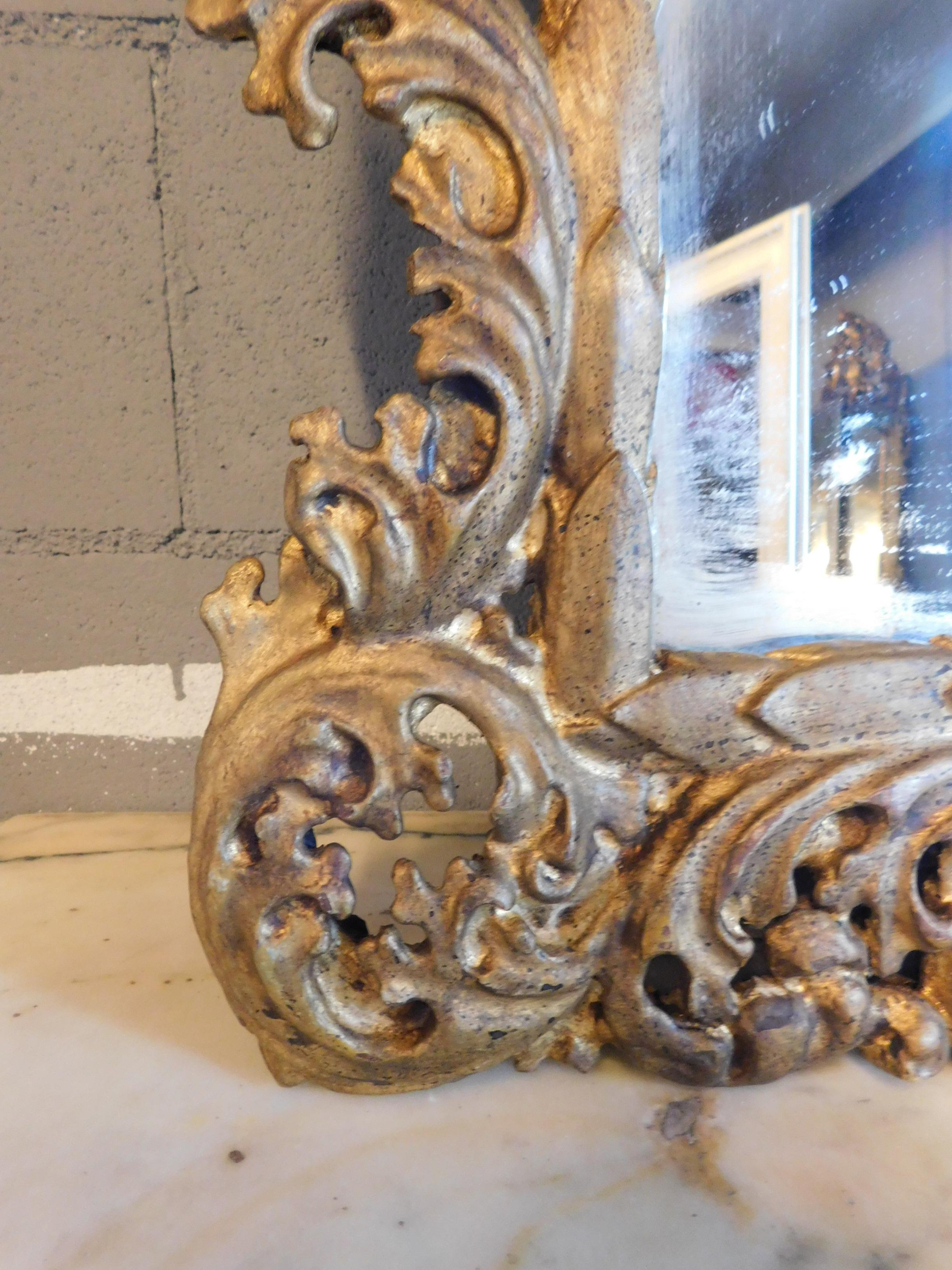 Antique Gilded Mirror, Richly Carved, '700, Italy In Good Condition In Cuneo, Italy (CN)