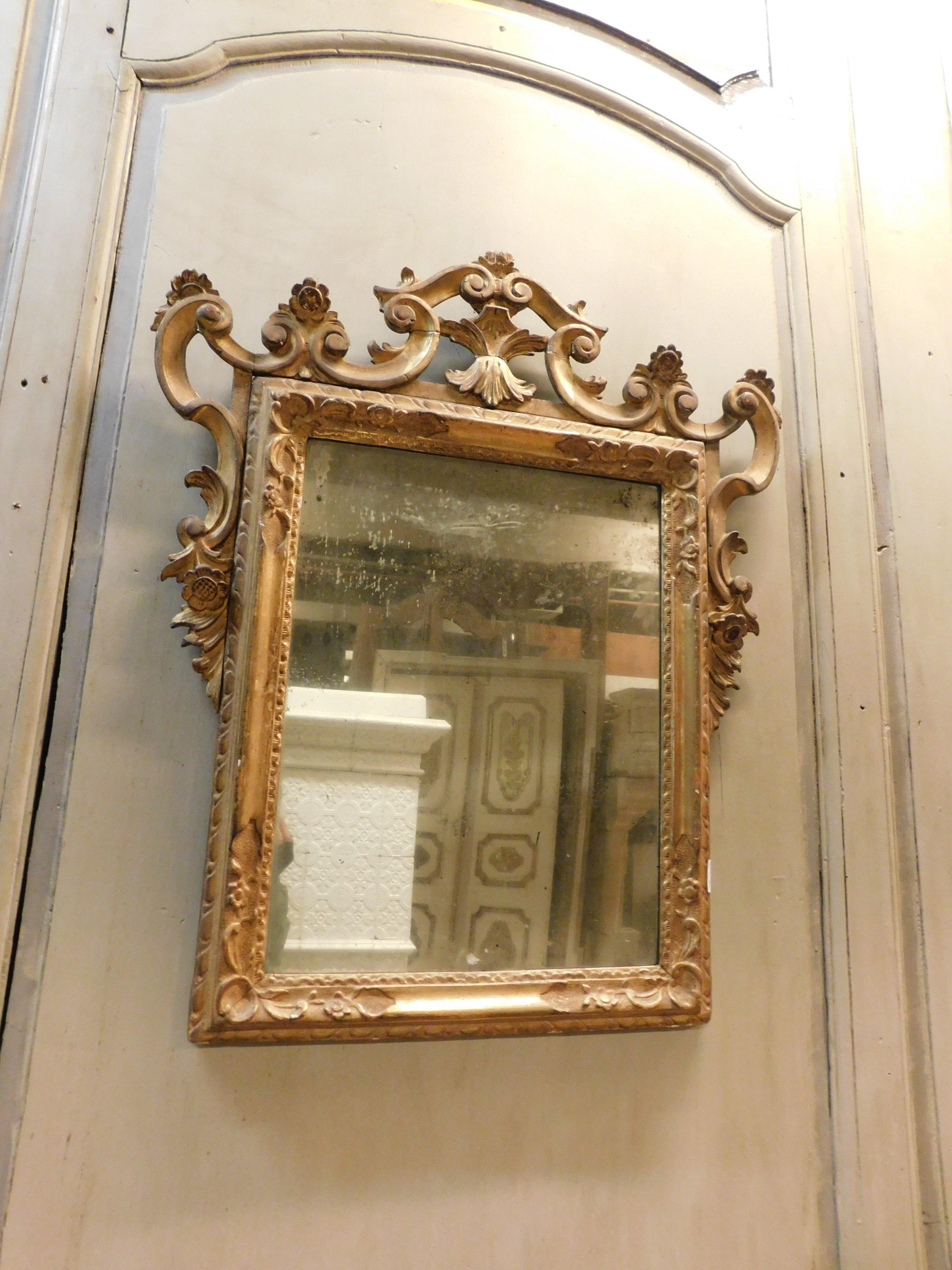 Antique gilded mirror with sculptures carved in wood, coping rich in decorations and rectangular frame with a beautiful appearance, built and carved by hand in the 18th century, from Piedmont (Northern Italy, size cm W 77 x H 90, ideal in luxury