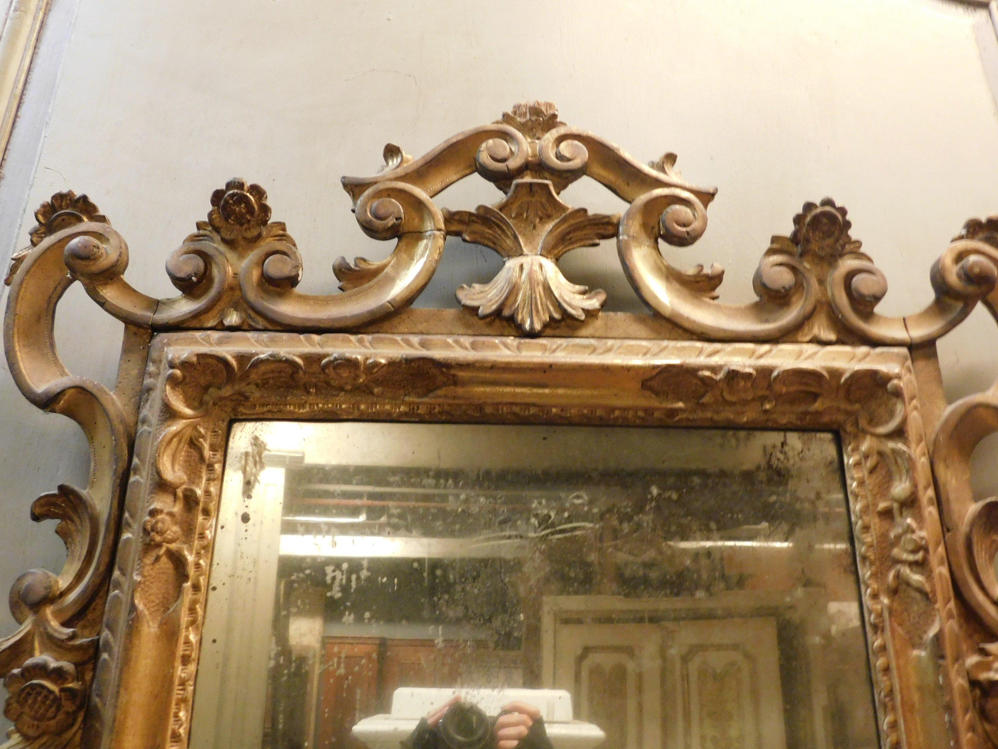 Antique Gilded Mirror with Carved Wood Carvings, 18th Century, Italy In Good Condition In Cuneo, Italy (CN)