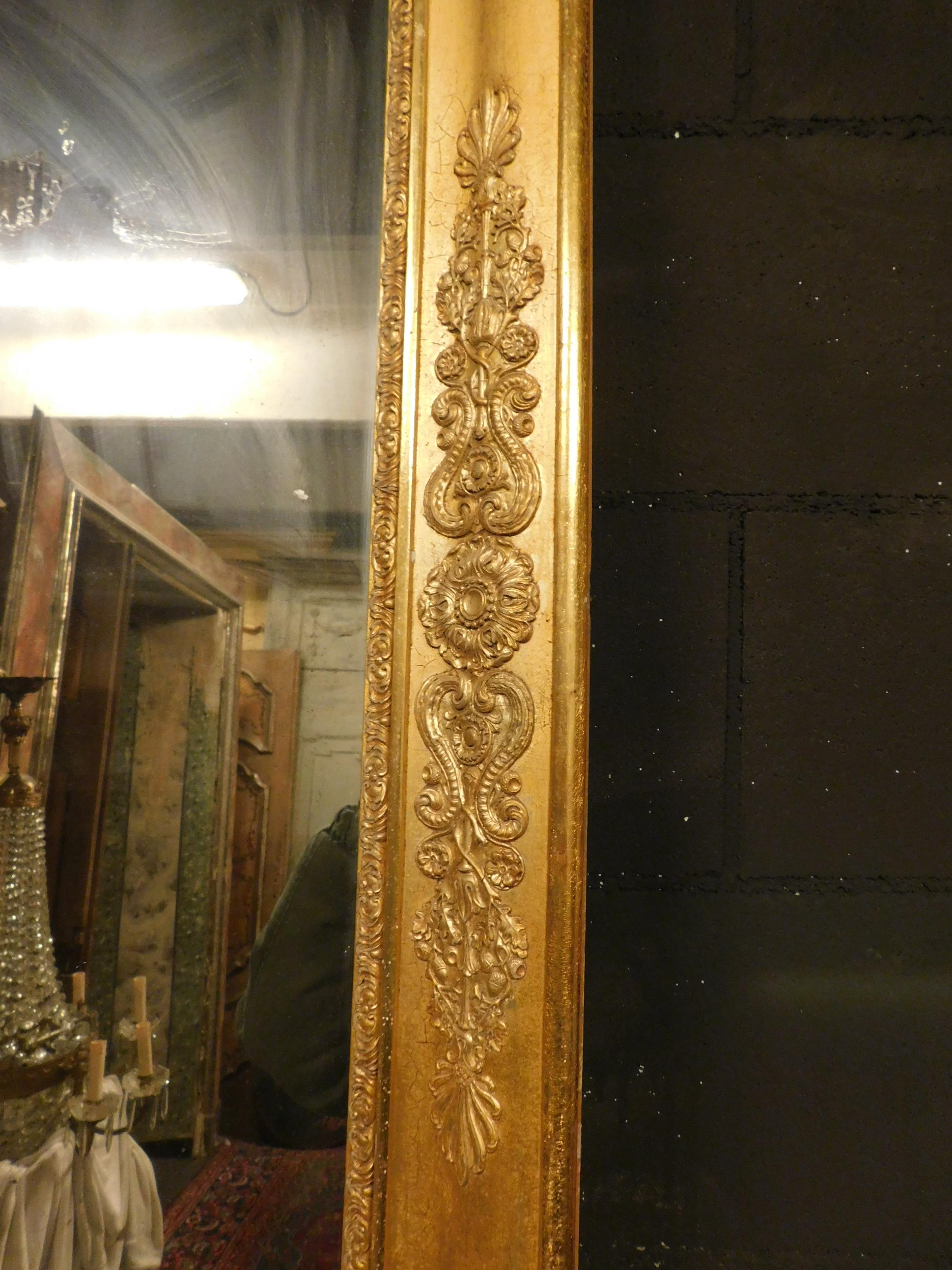 Antique Gilded Mirror with Decorations, Carlo X, Italy In Good Condition In Cuneo, Italy (CN)