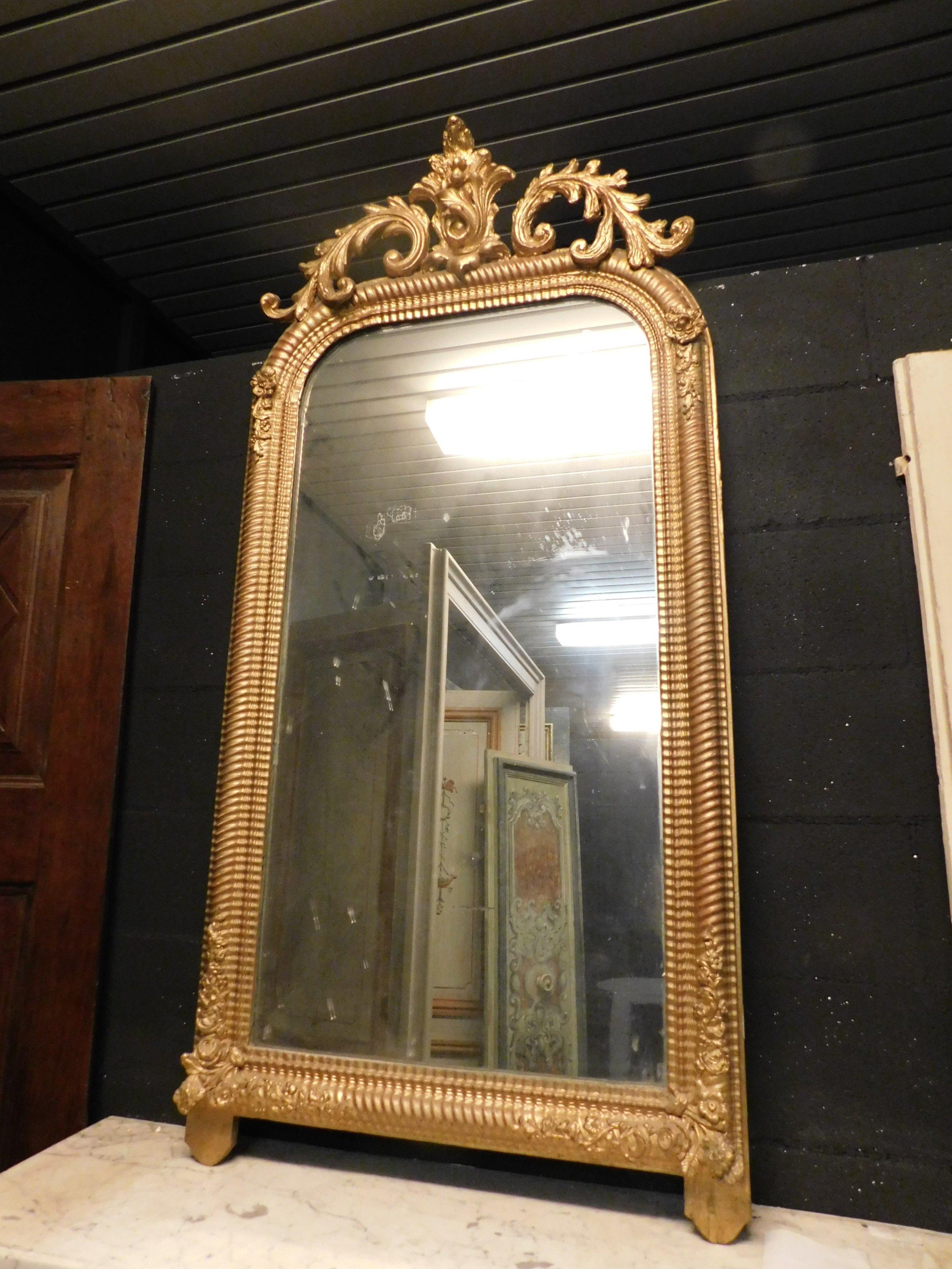 italien Miroir ancien doré avec côte flottante sculptée, 19ème siècle, Italie en vente