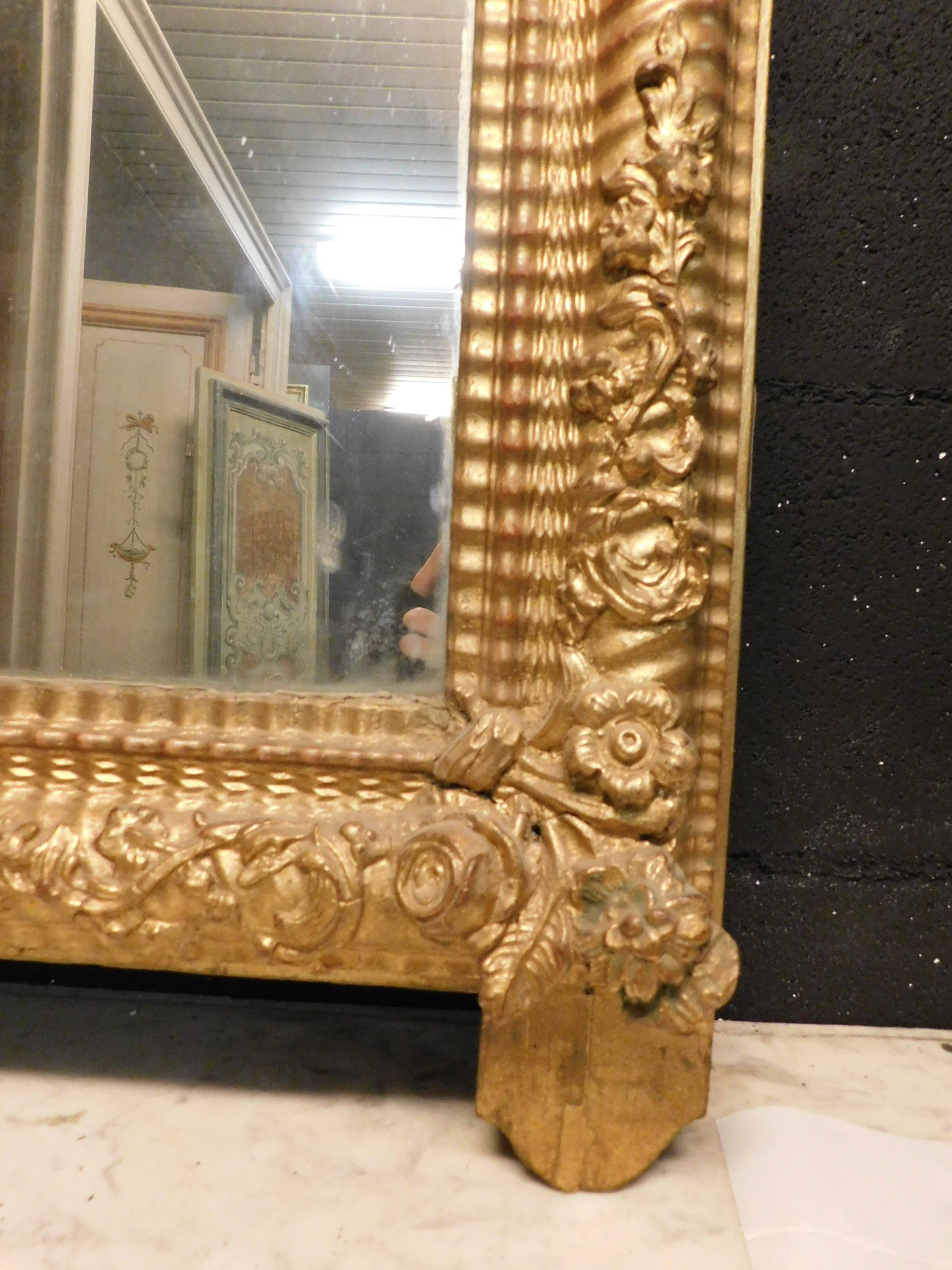 Antique Gilded Mirror with Sculpted Floreal Rib, 19th Century, Italy In Good Condition For Sale In Cuneo, Italy (CN)