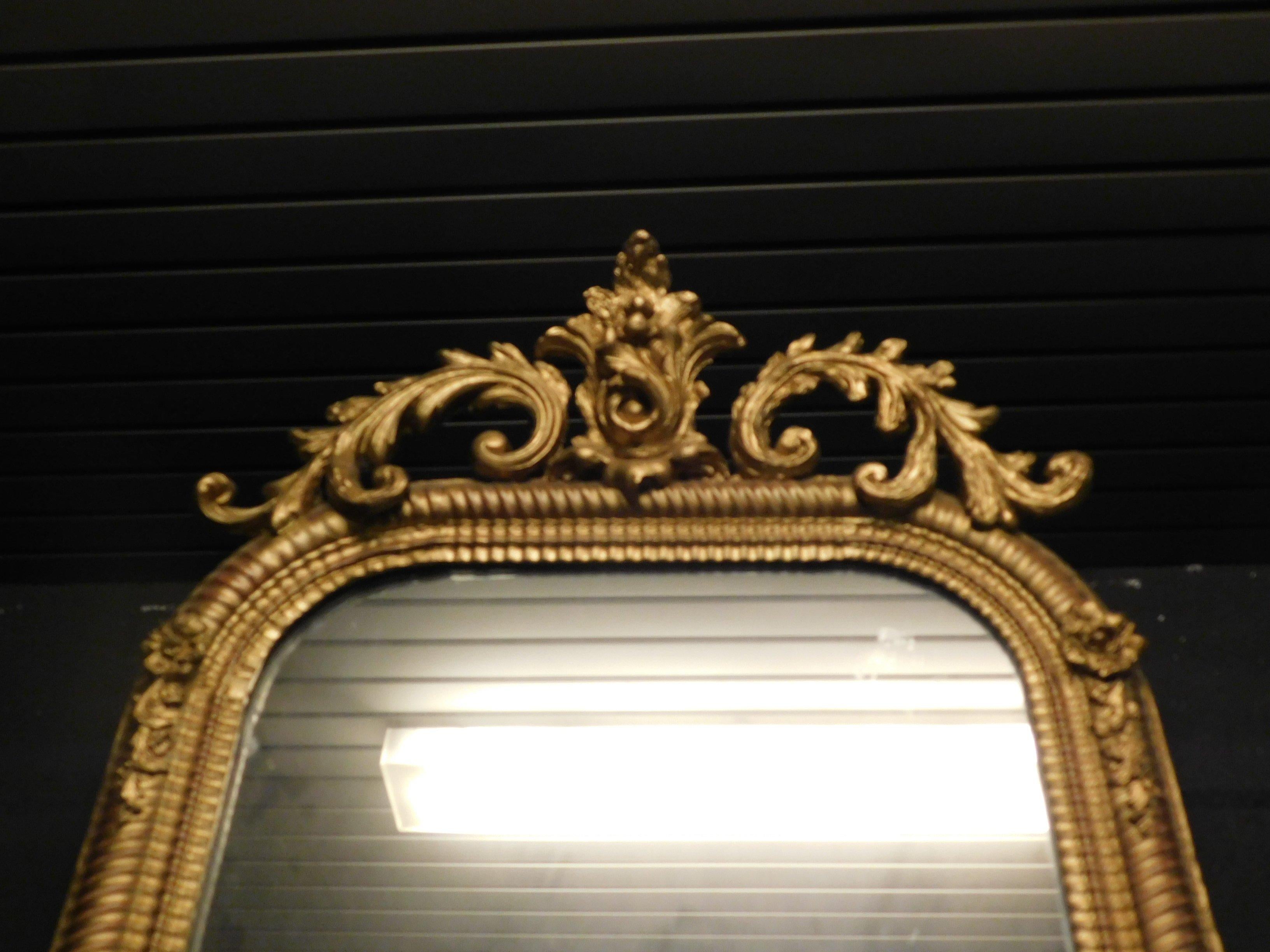 Miroir ancien doré avec côte flottante sculptée, 19ème siècle, Italie en vente 1