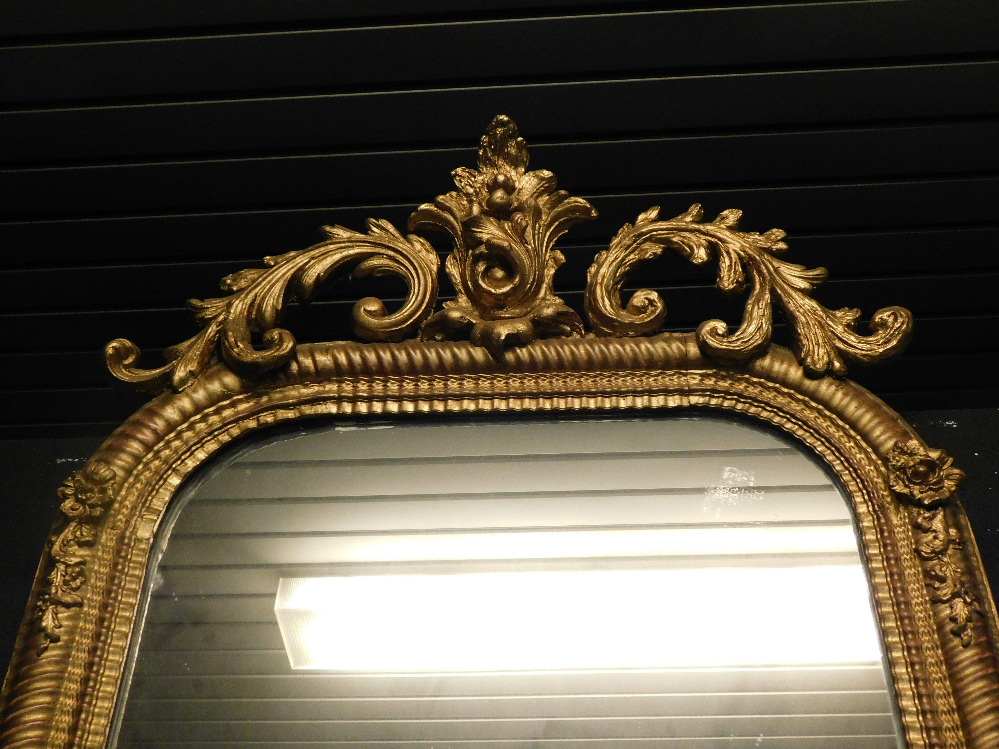 Antique Gilded Mirror with Sculpted Floreal Rib, 19th Century, Italy For Sale 2