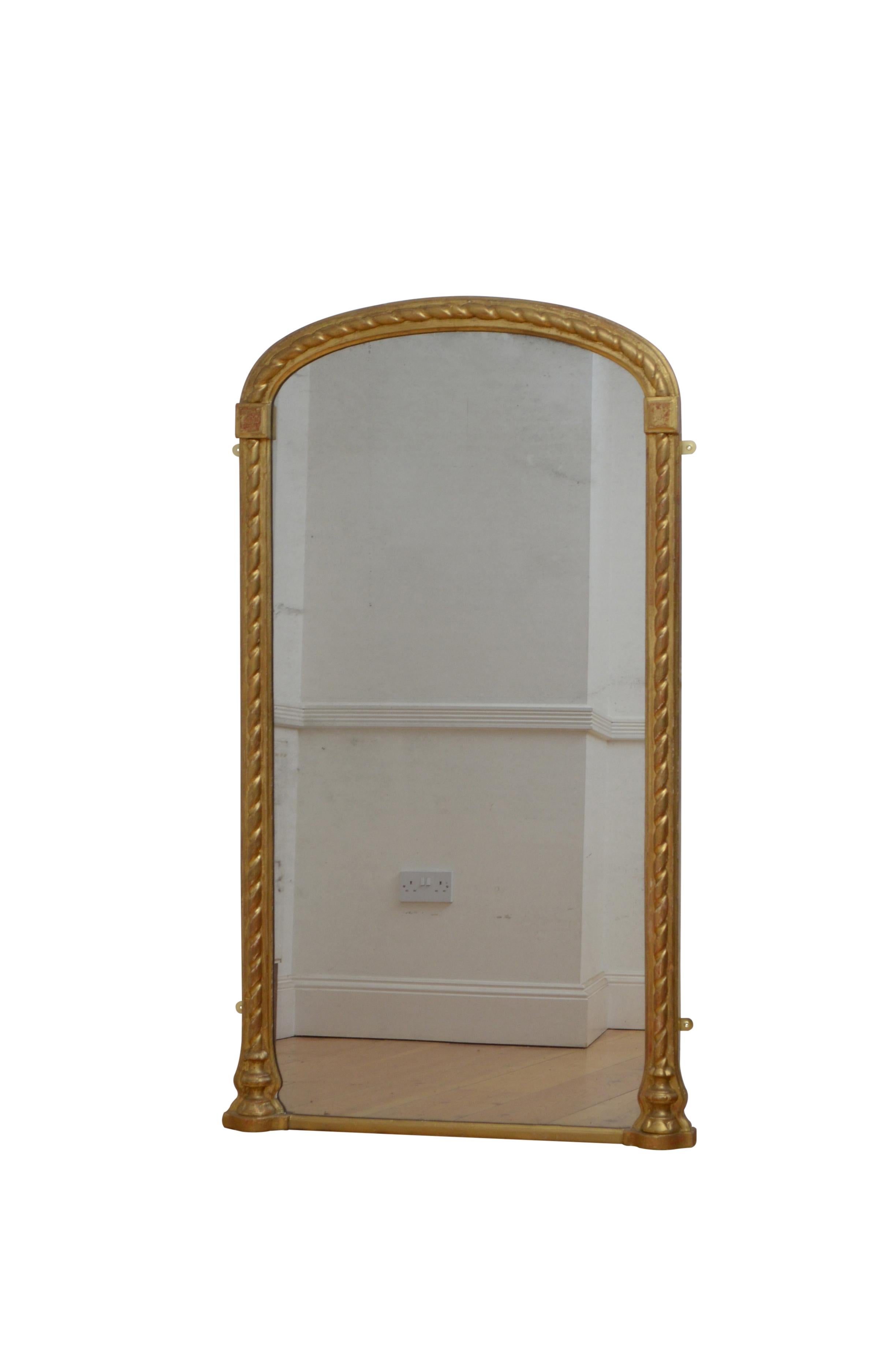 K0606 Buen espejo de muelle o espejo de pared dorado del siglo XIX, con cristal original con el deseable raído, marco arqueado con borde moldurado y decoración tallada a soga. Este antiguo espejo de consola de mesa conserva su cristal original,