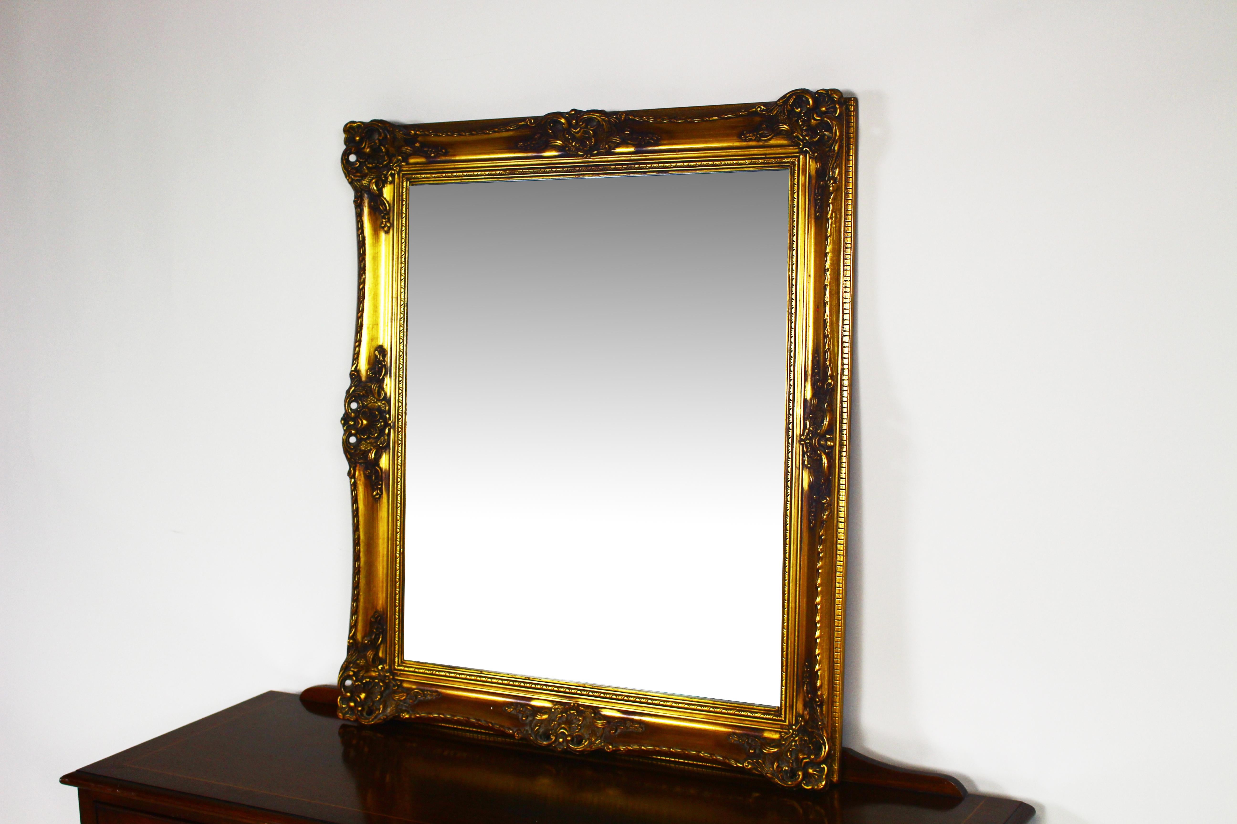 Stunning antique mirror with gilded frame.
Mirror with carved frame.
Good condition, ready for use.