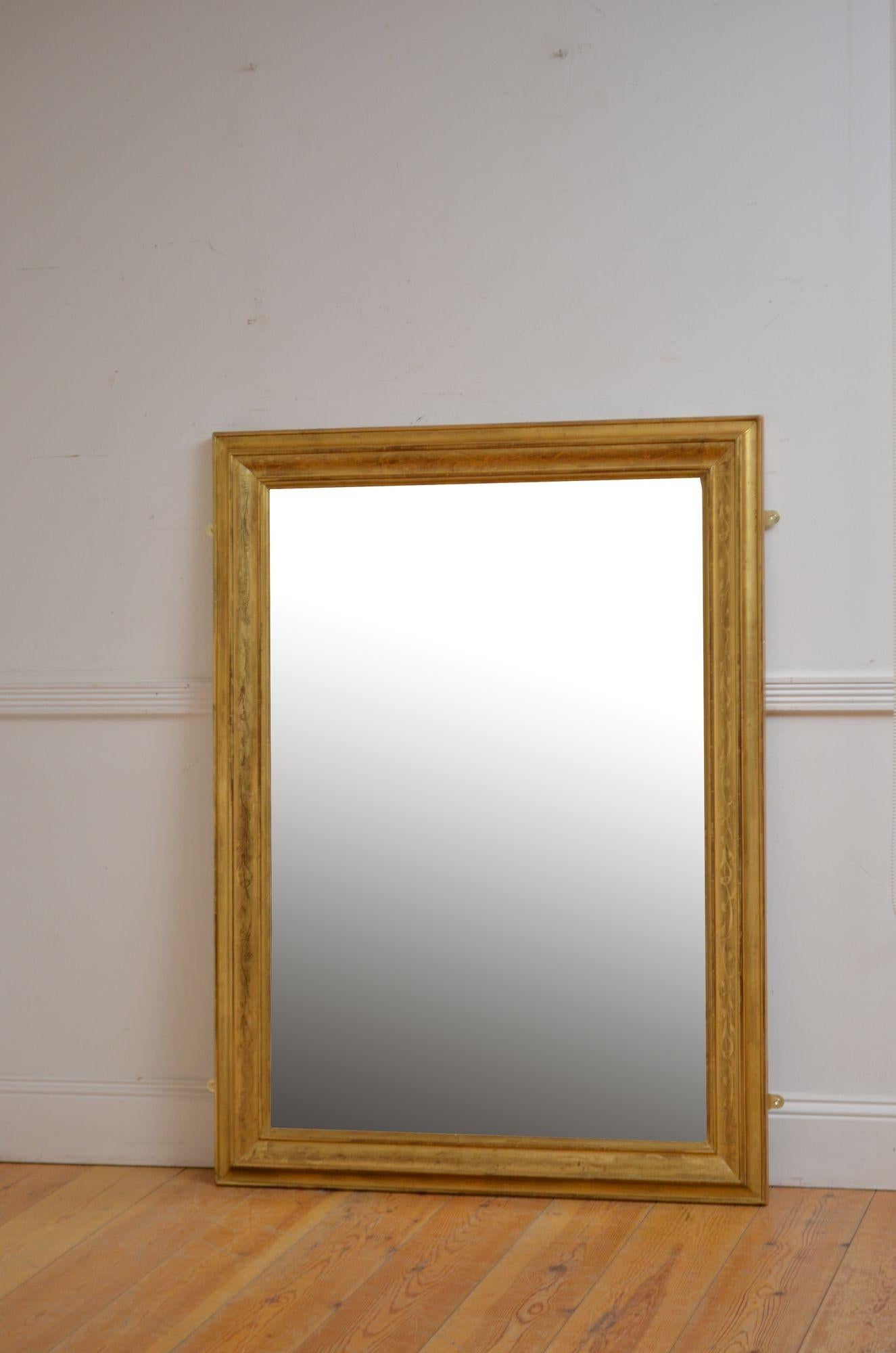 Sn5588 Miroir mural en bois doré de forme polyvalente, pouvant être positionné horizontalement ou verticalement, avec verre d'origine avec quelques argentures et imperfections mineures dans un cadre moulé, convexe et concave avec une décoration