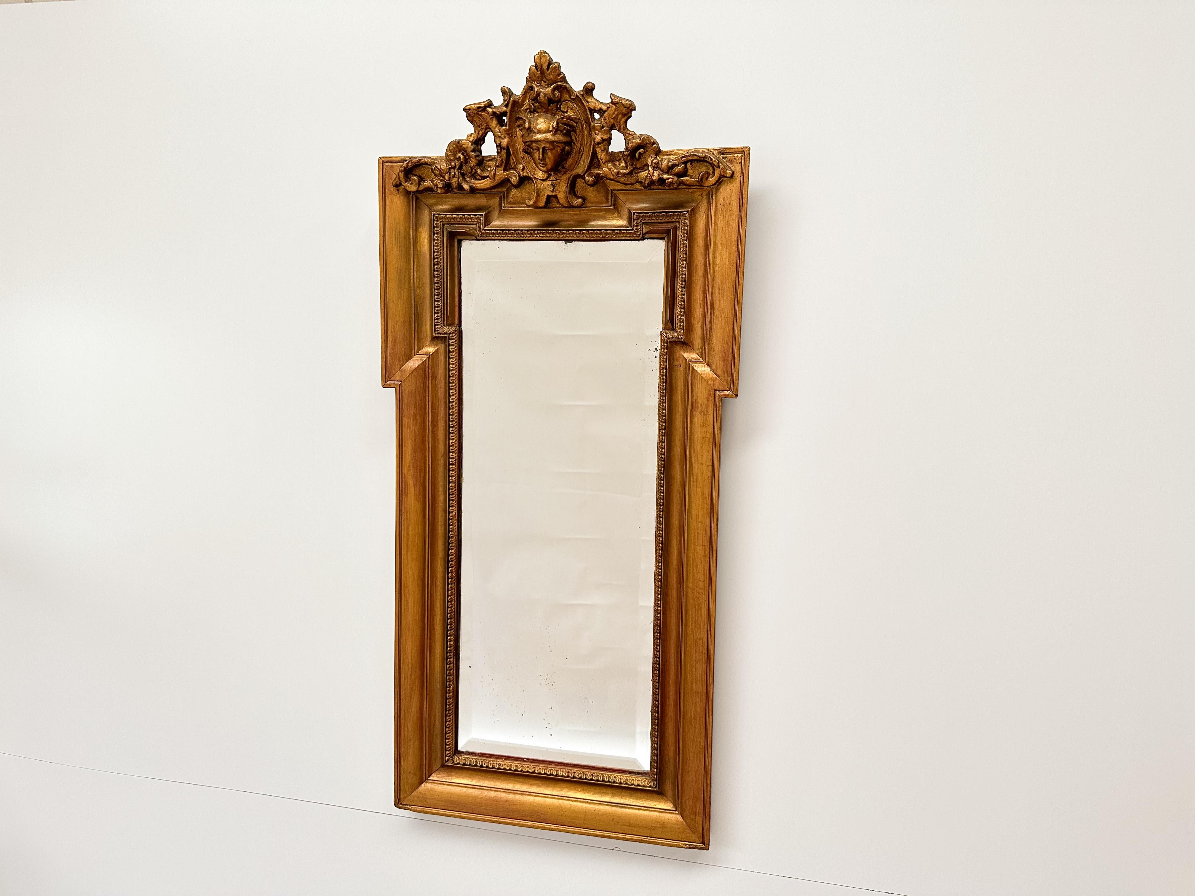 Français Antique Gilded Wall Mirror with Beveled Glass and Ornate Frame (Miroir mural doré avec verre biseauté et cadre orné) en vente