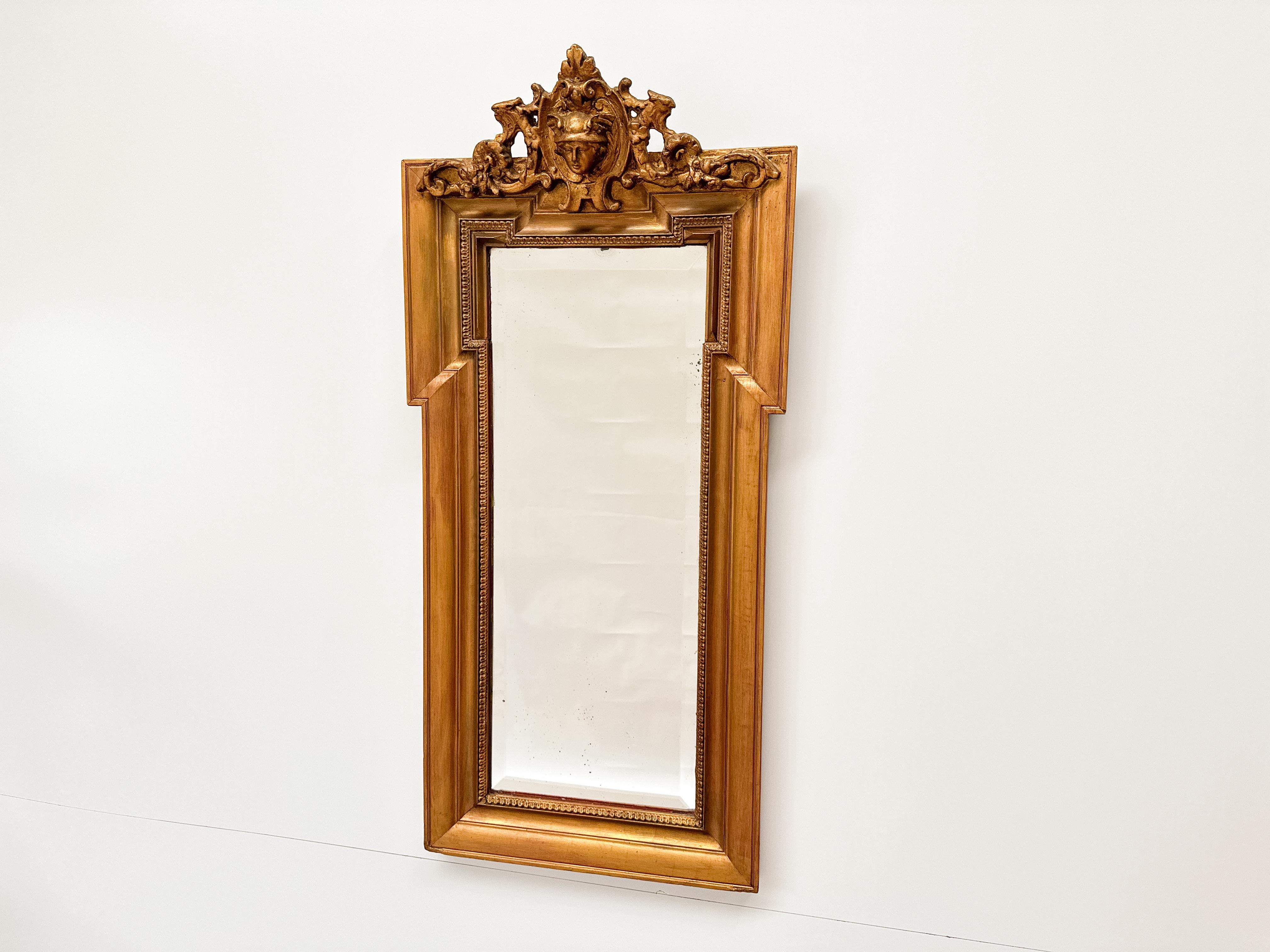 Verre Antique Gilded Wall Mirror with Beveled Glass and Ornate Frame (Miroir mural doré avec verre biseauté et cadre orné) en vente