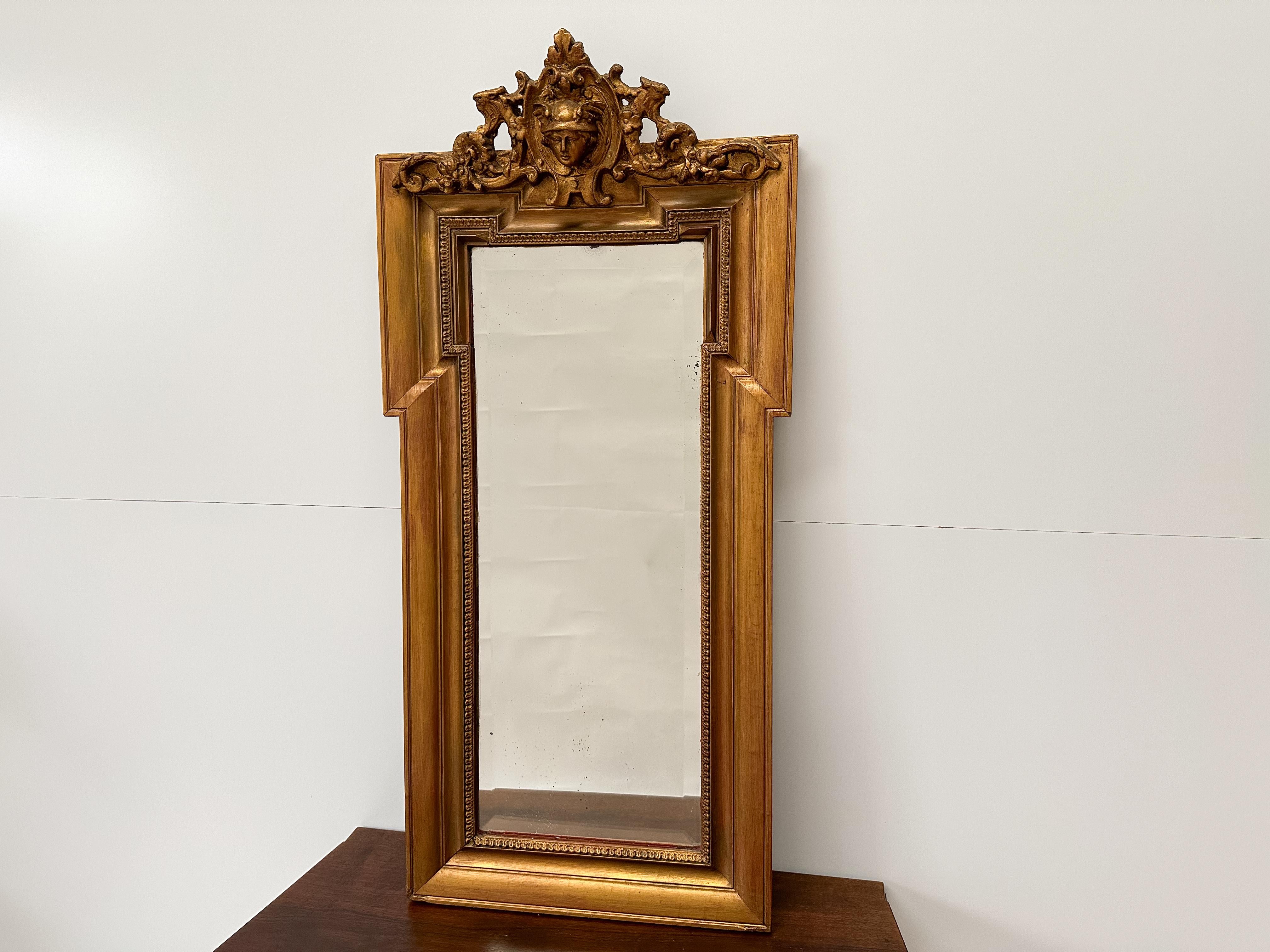Antique Gilded Wall Mirror with Beveled Glass and Ornate Frame (Miroir mural doré avec verre biseauté et cadre orné) en vente 1